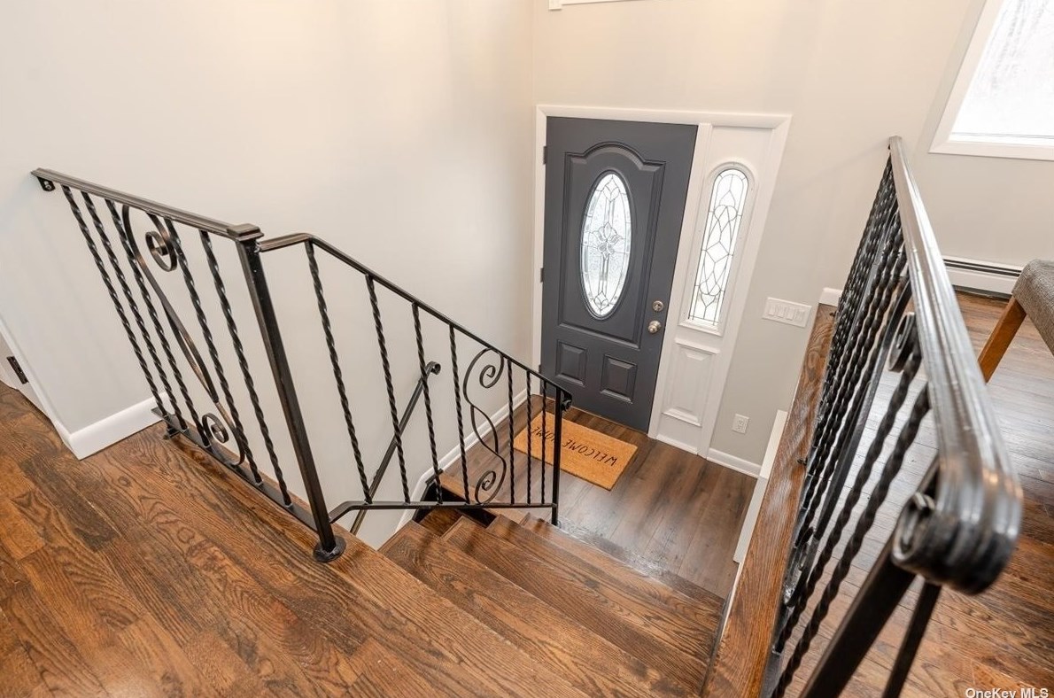 25 Vale Dr, Hunt NY  11743-3748 exterior