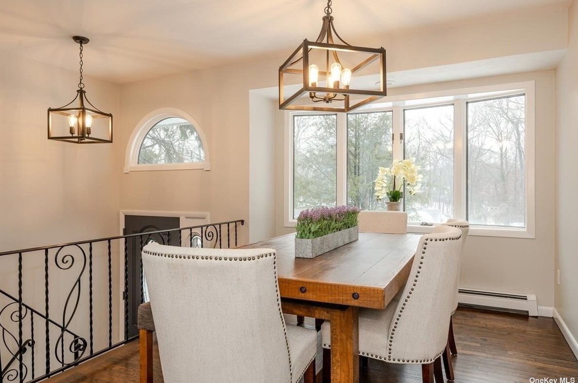 25 Vale Dr, Hunt NY  11743-3748 exterior