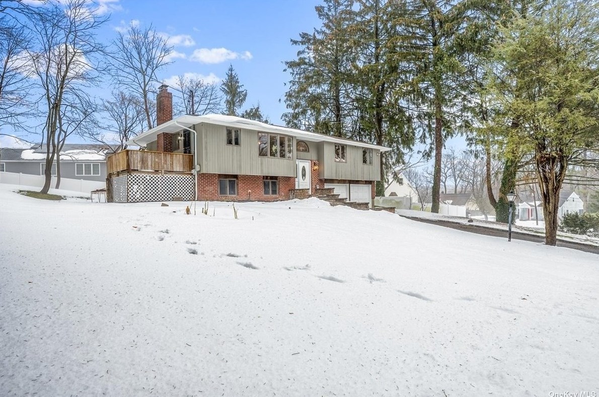 25 Vale Dr, Hunt NY  11743-3748 exterior