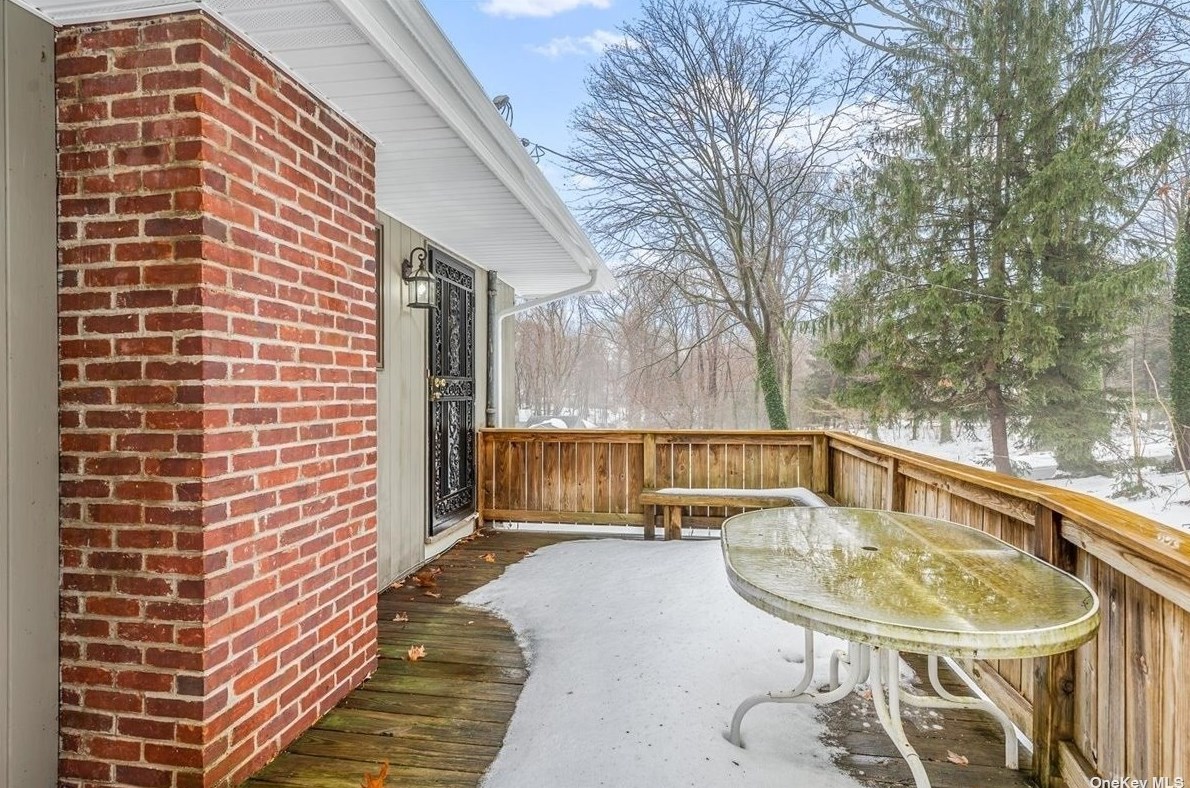 25 Vale Dr, Hunt NY  11743-3748 exterior