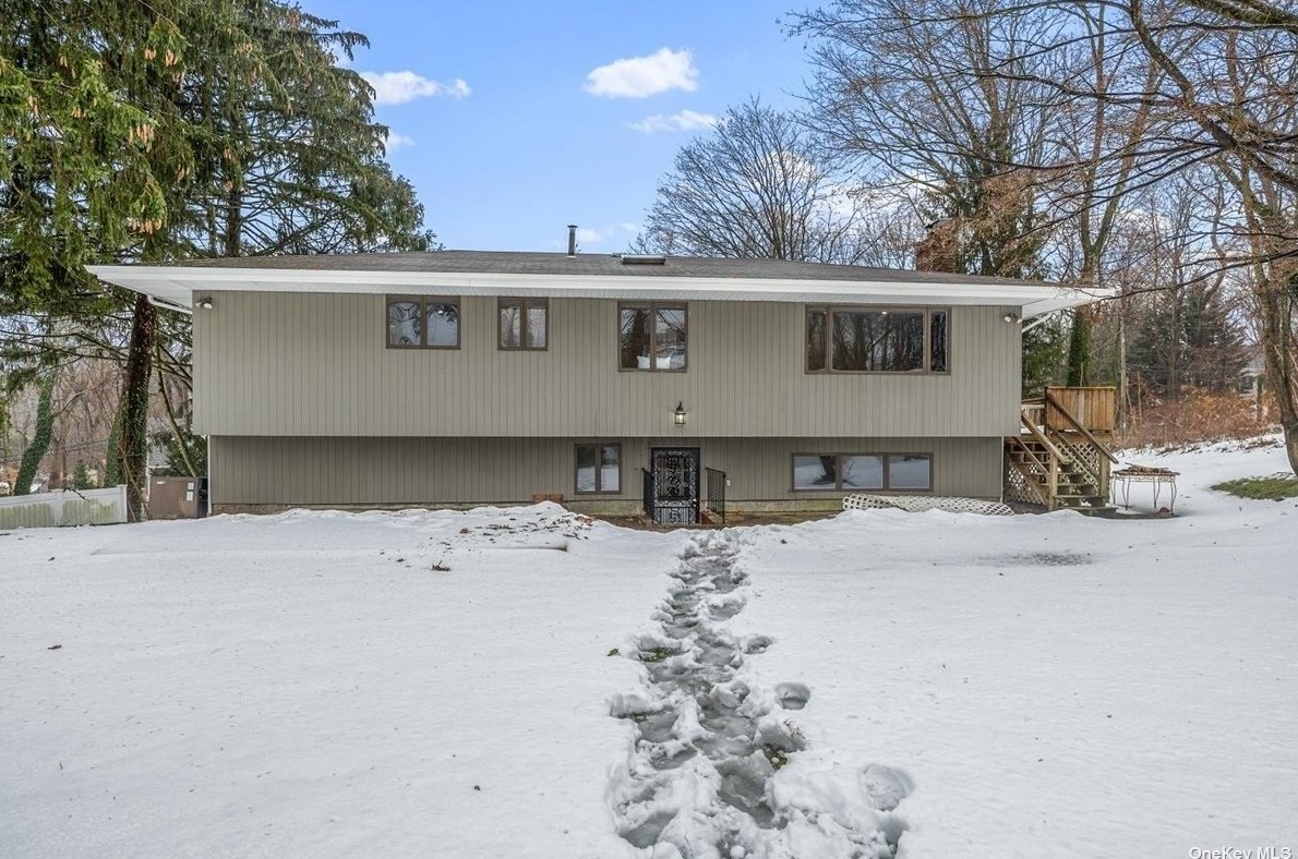 25 Vale Dr, Hunt NY  11743-3748 exterior