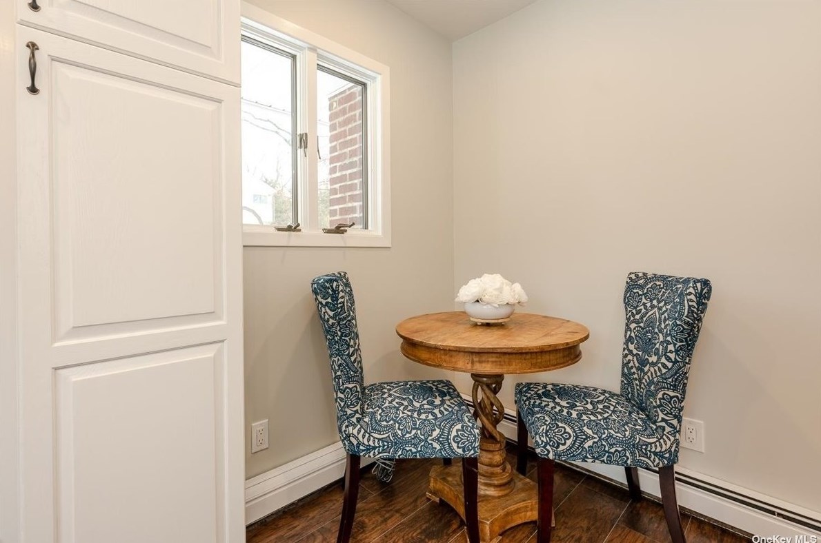 25 Vale Dr, Hunt NY  11743-3748 exterior