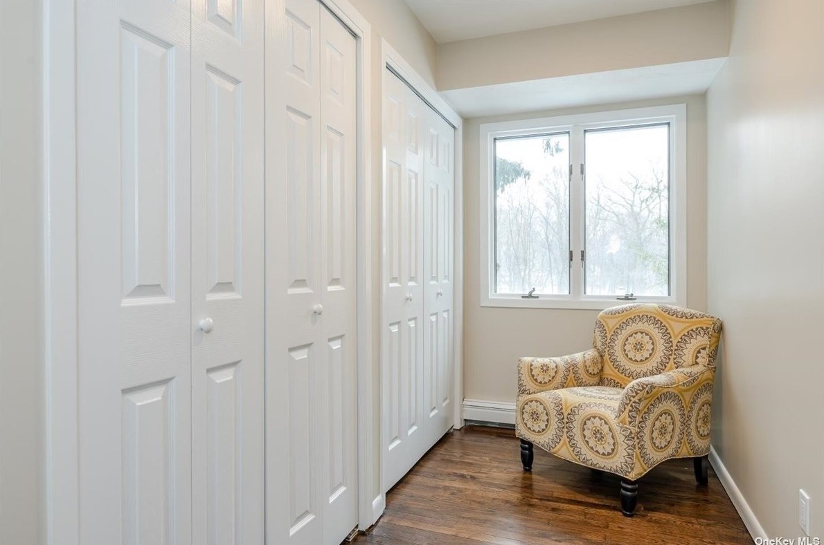 25 Vale Dr, Hunt NY  11743-3748 exterior