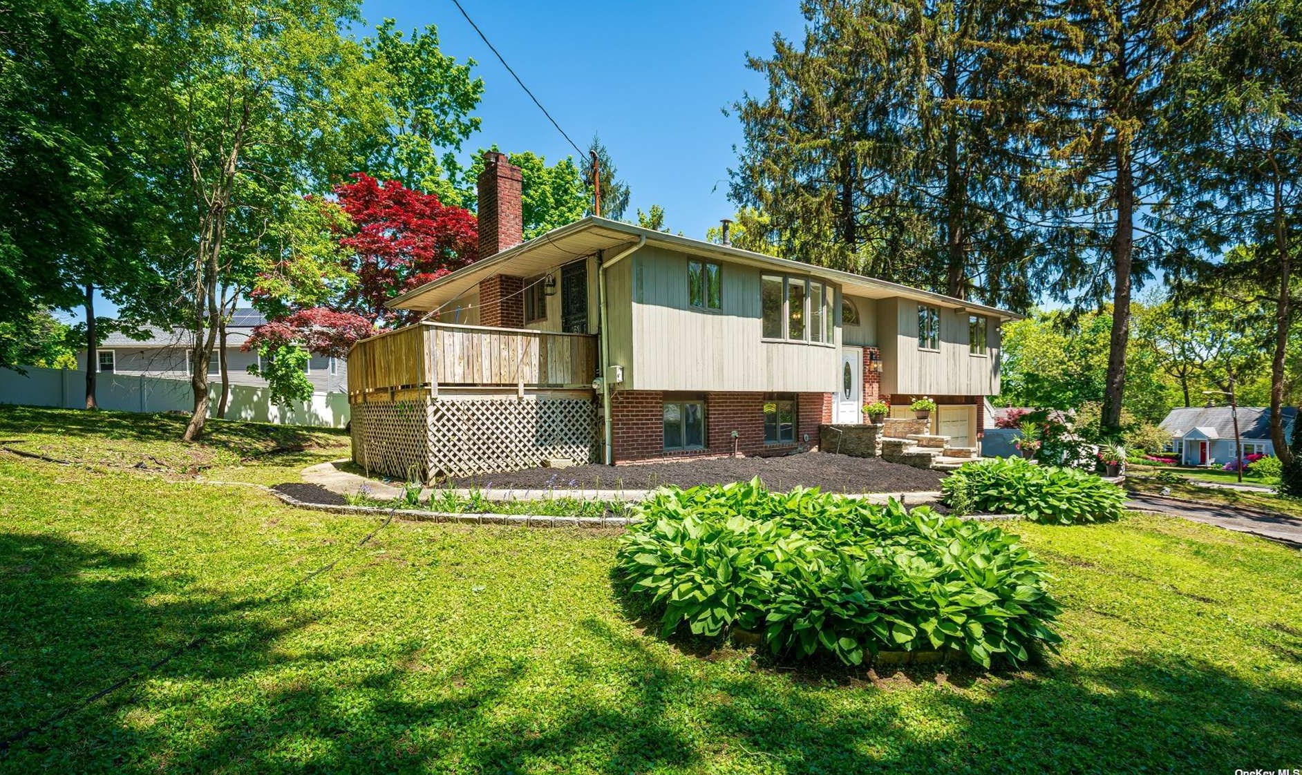 25 Vale Dr, Hunt NY  11743-3748 exterior