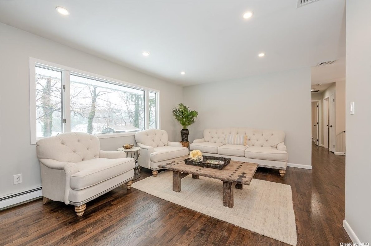 25 Vale Dr, Hunt NY  11743-3748 exterior