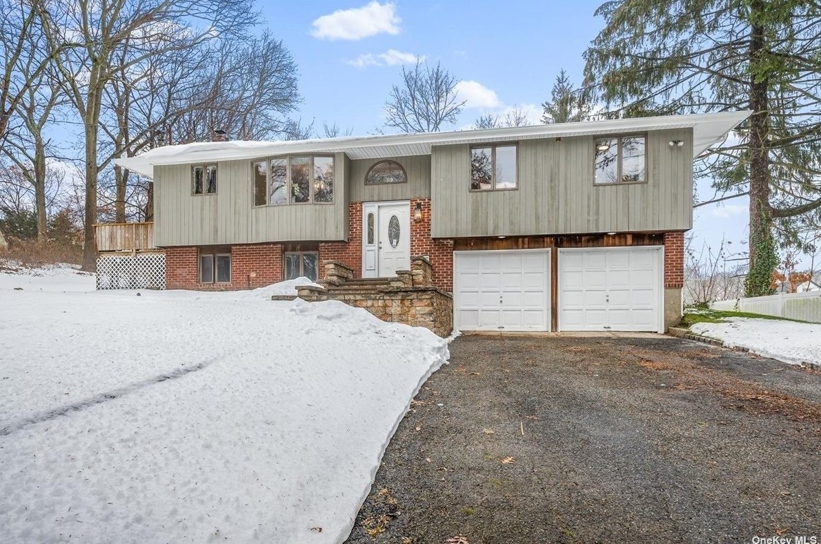 25 Vale Dr, Hunt NY  11743-3748 exterior