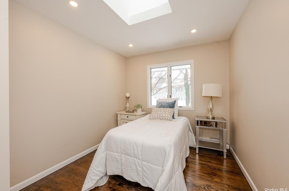 25 Vale Dr, Hunt NY  11743-3748 exterior