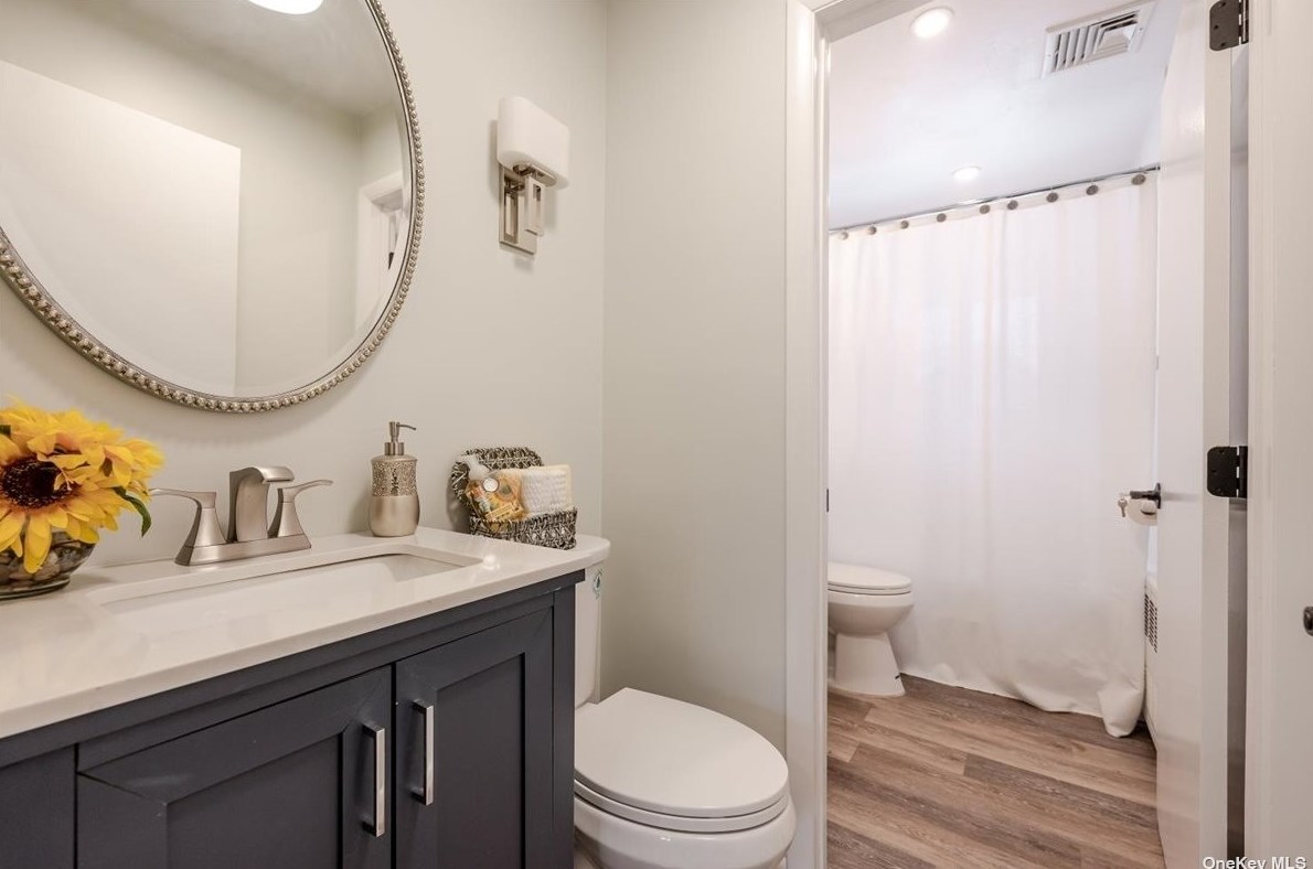 25 Vale Dr, Hunt NY  11743-3748 exterior