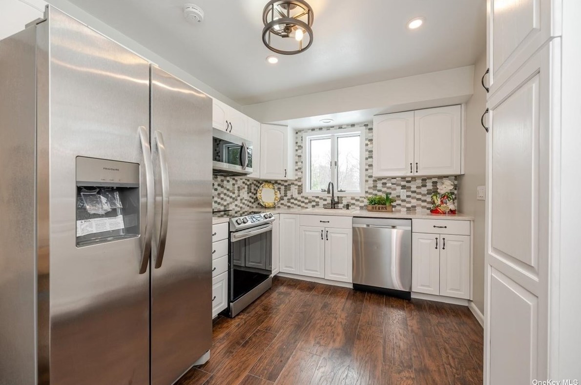 25 Vale Dr, Hunt NY  11743-3748 exterior