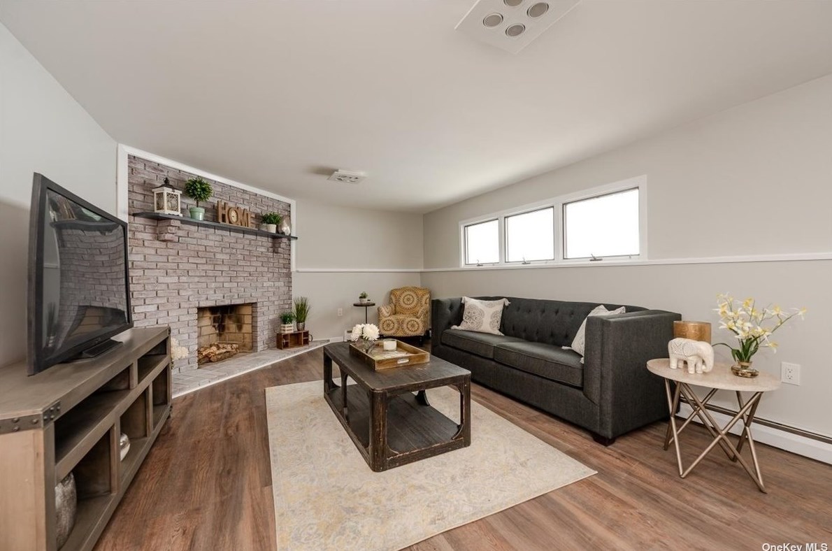 25 Vale Dr, Hunt NY  11743-3748 exterior