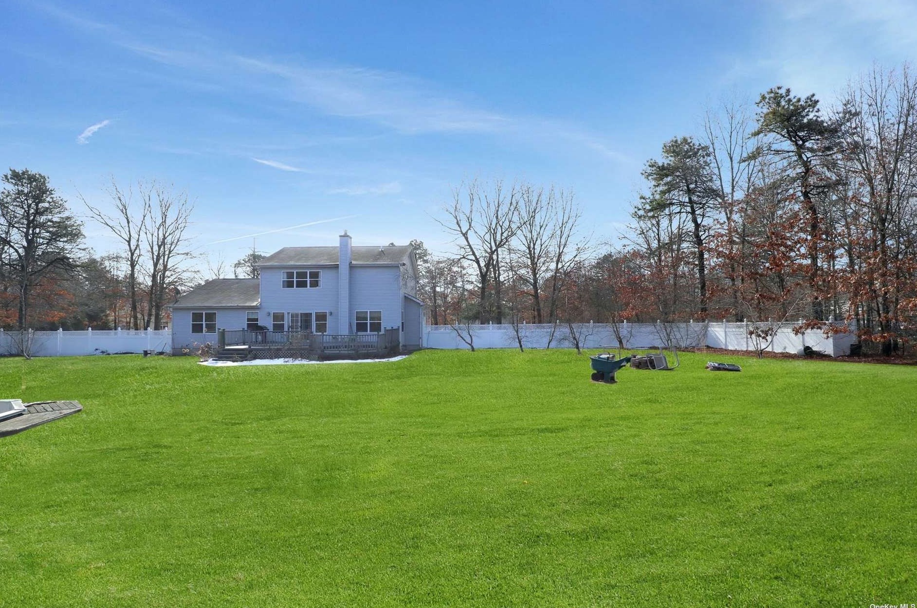 2813 Jeff St, Gordon Heights NY  11763-2111 exterior