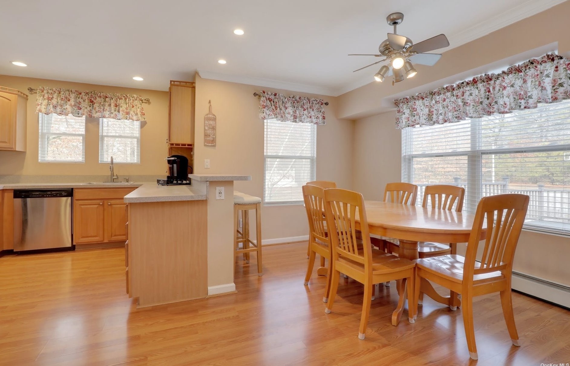 2813 Jeff St, Gordon Heights NY  11763-2111 exterior