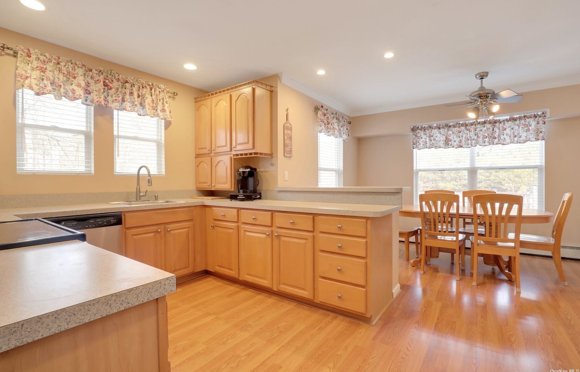 2813 Jeff St, Gordon Heights NY  11763-2111 exterior