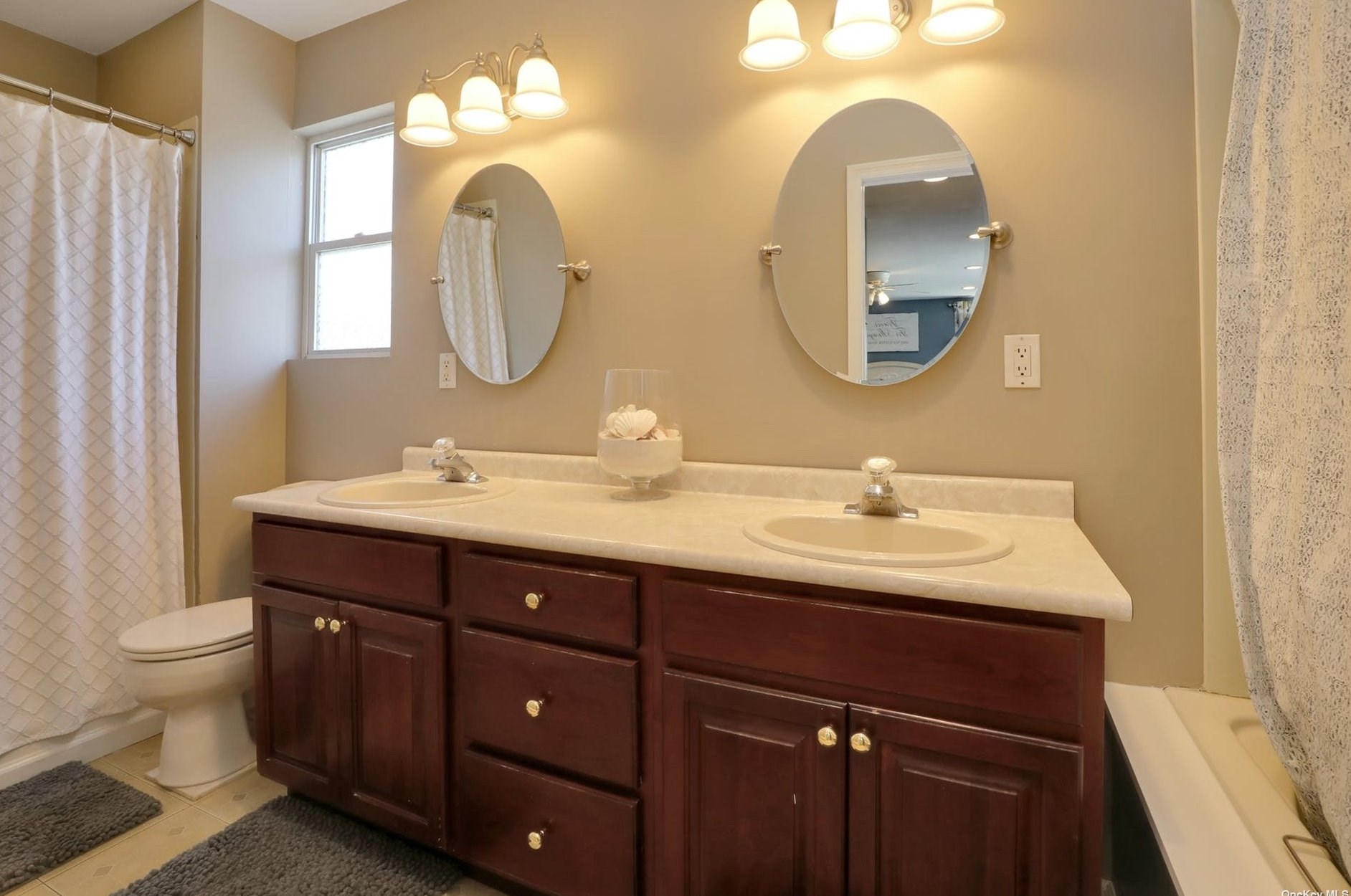 2813 Jeff St, Gordon Heights NY  11763-2111 exterior