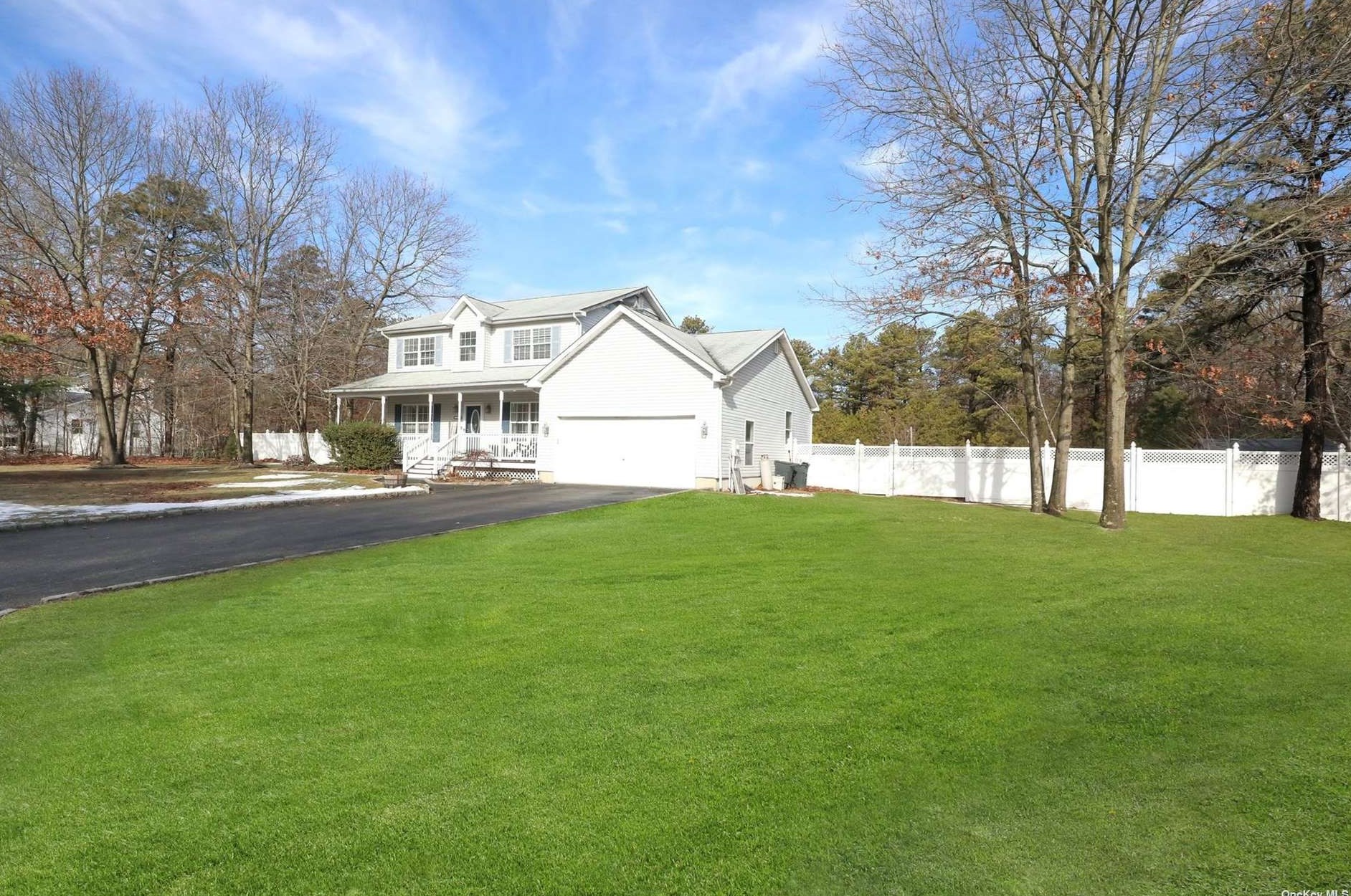 2813 Jeff St, Gordon Heights NY  11763-2111 exterior