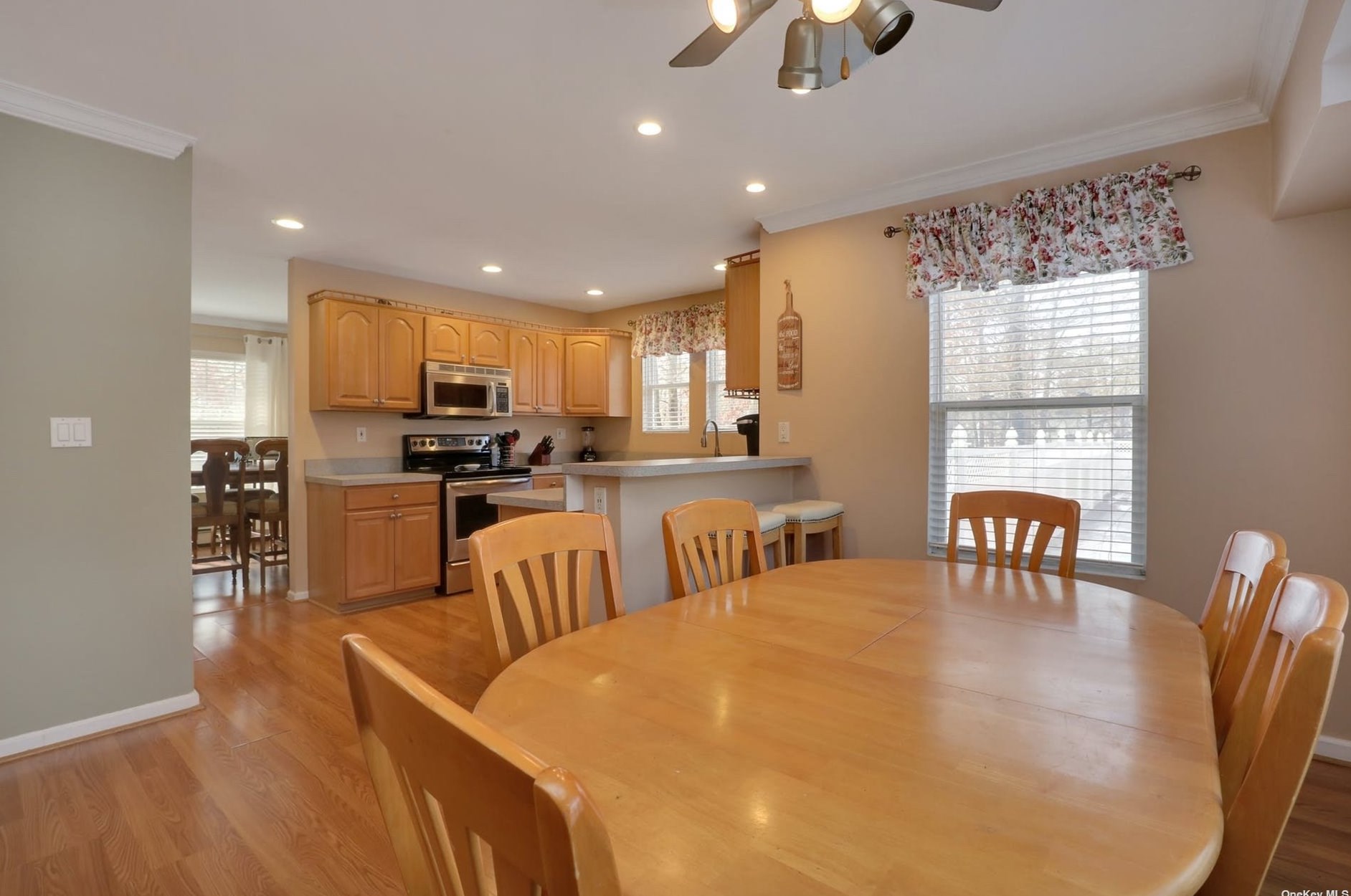 2813 Jeff St, Gordon Heights NY  11763-2111 exterior