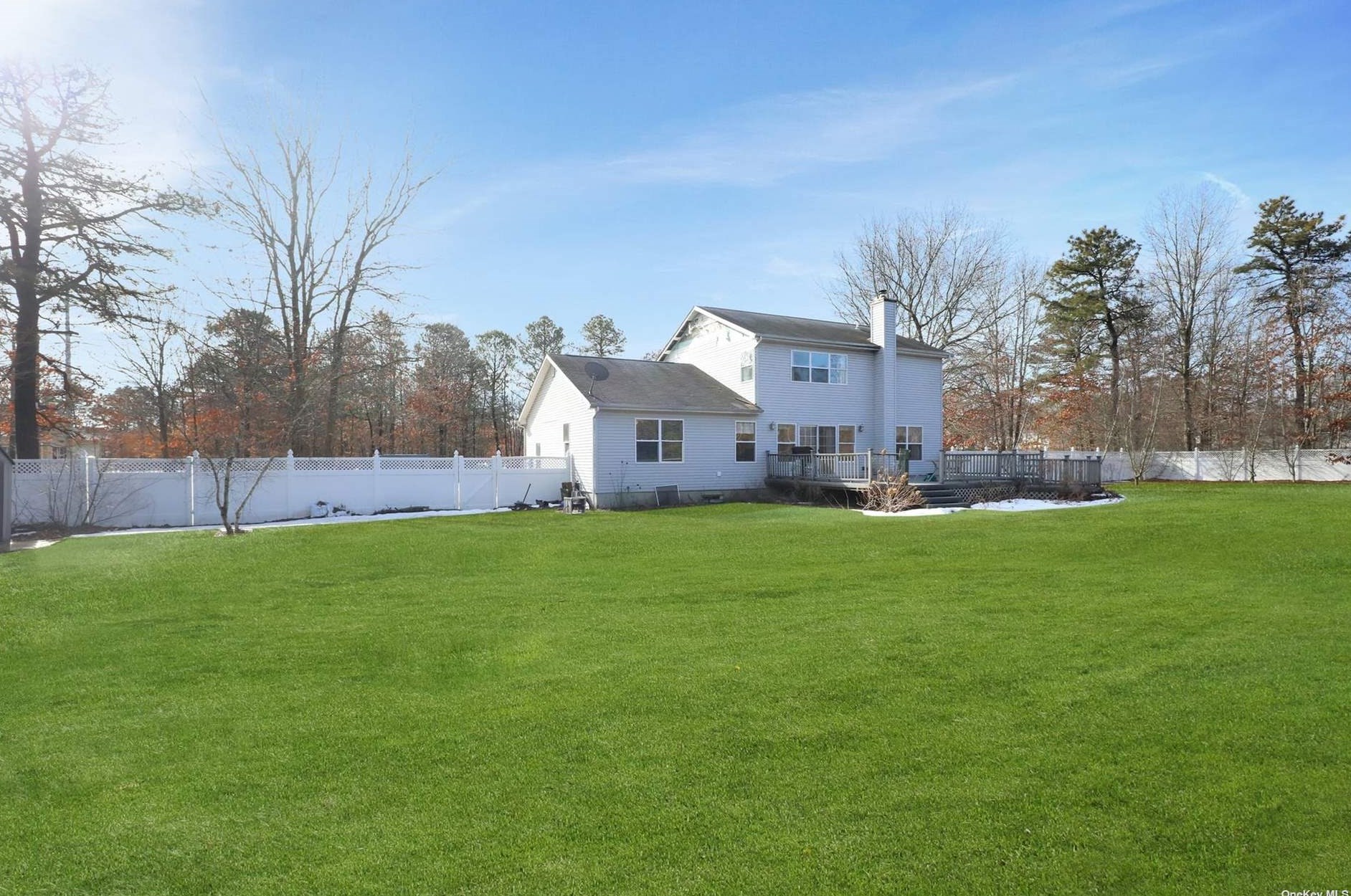 2813 Jeff St, Gordon Heights NY  11763-2111 exterior