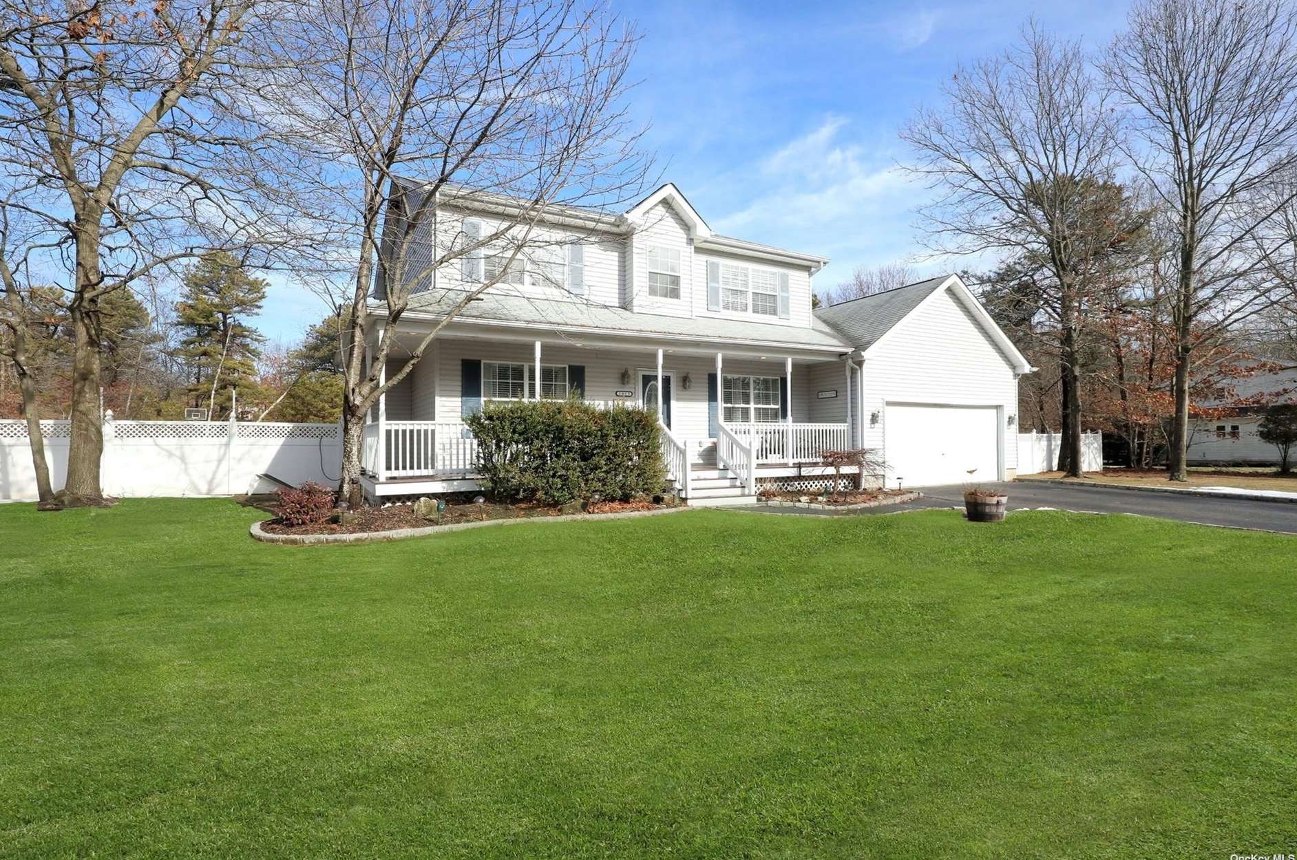 2813 Jeff St, Gordon Heights NY  11763-2111 exterior