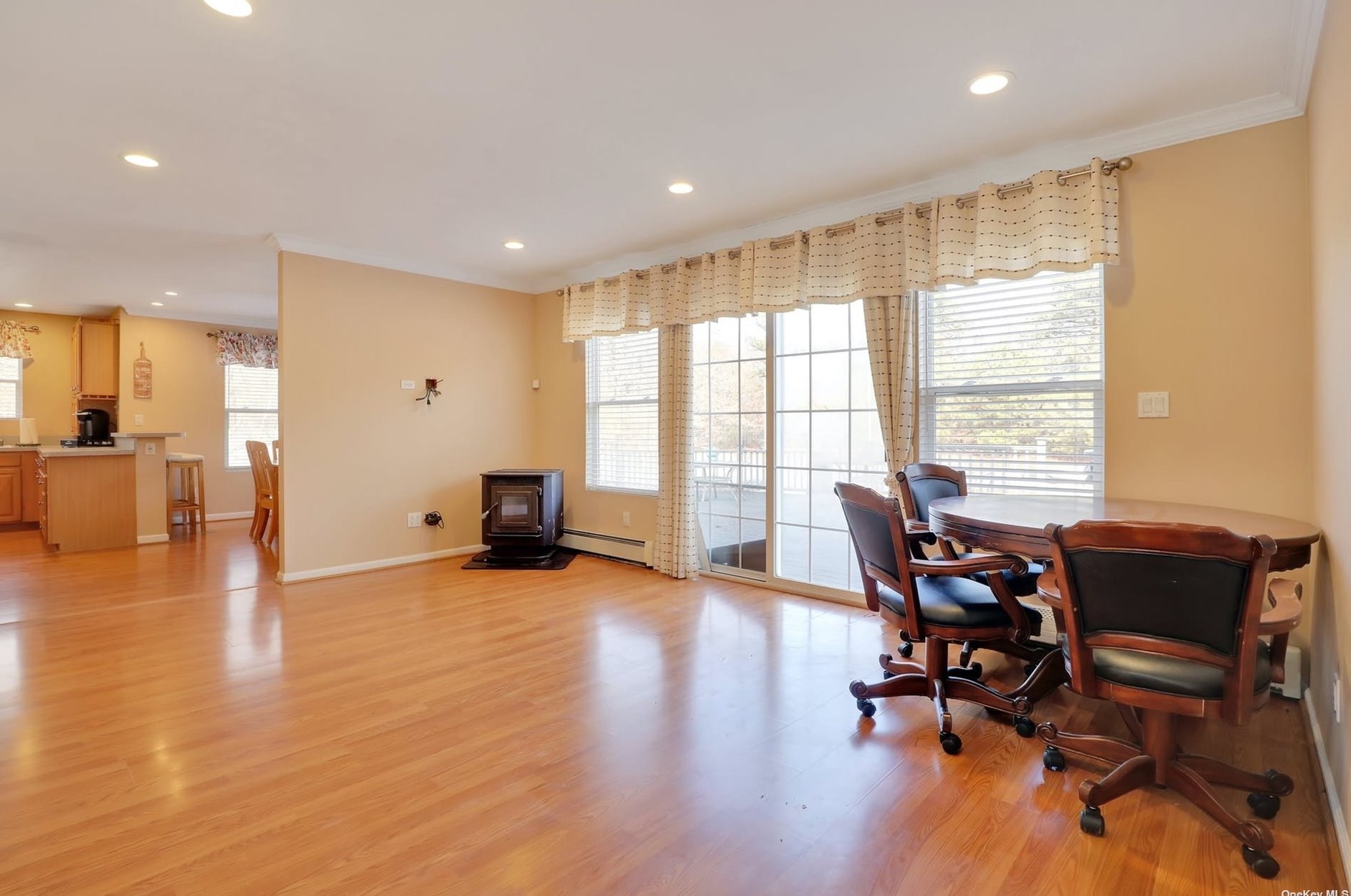 2813 Jeff St, Gordon Heights NY  11763-2111 exterior