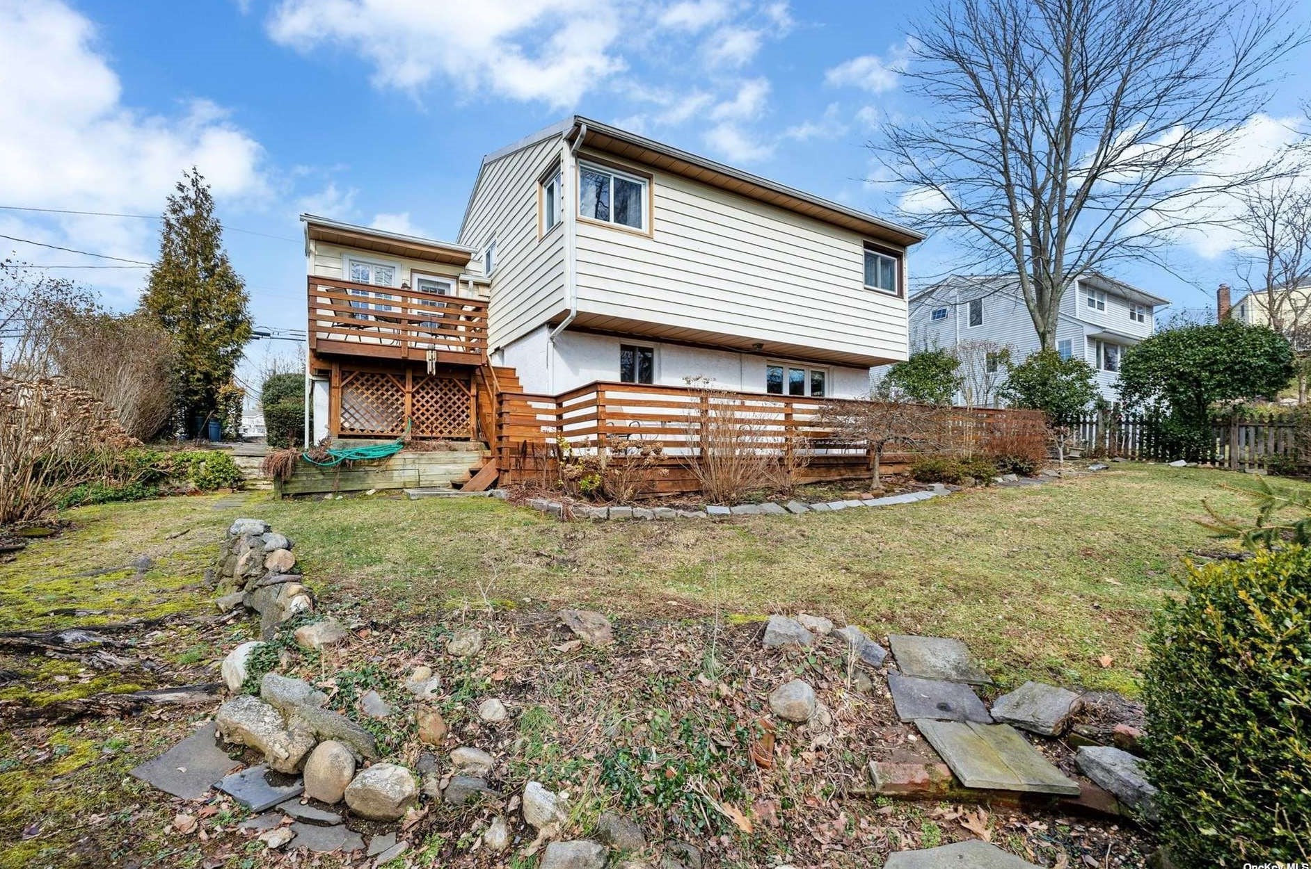 29 Essex Ct, Port Washington NY  11050-4222 exterior