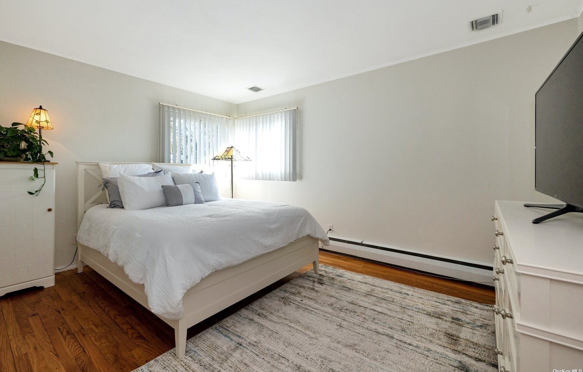 29 Essex Ct, Port Washington NY  11050-4222 exterior