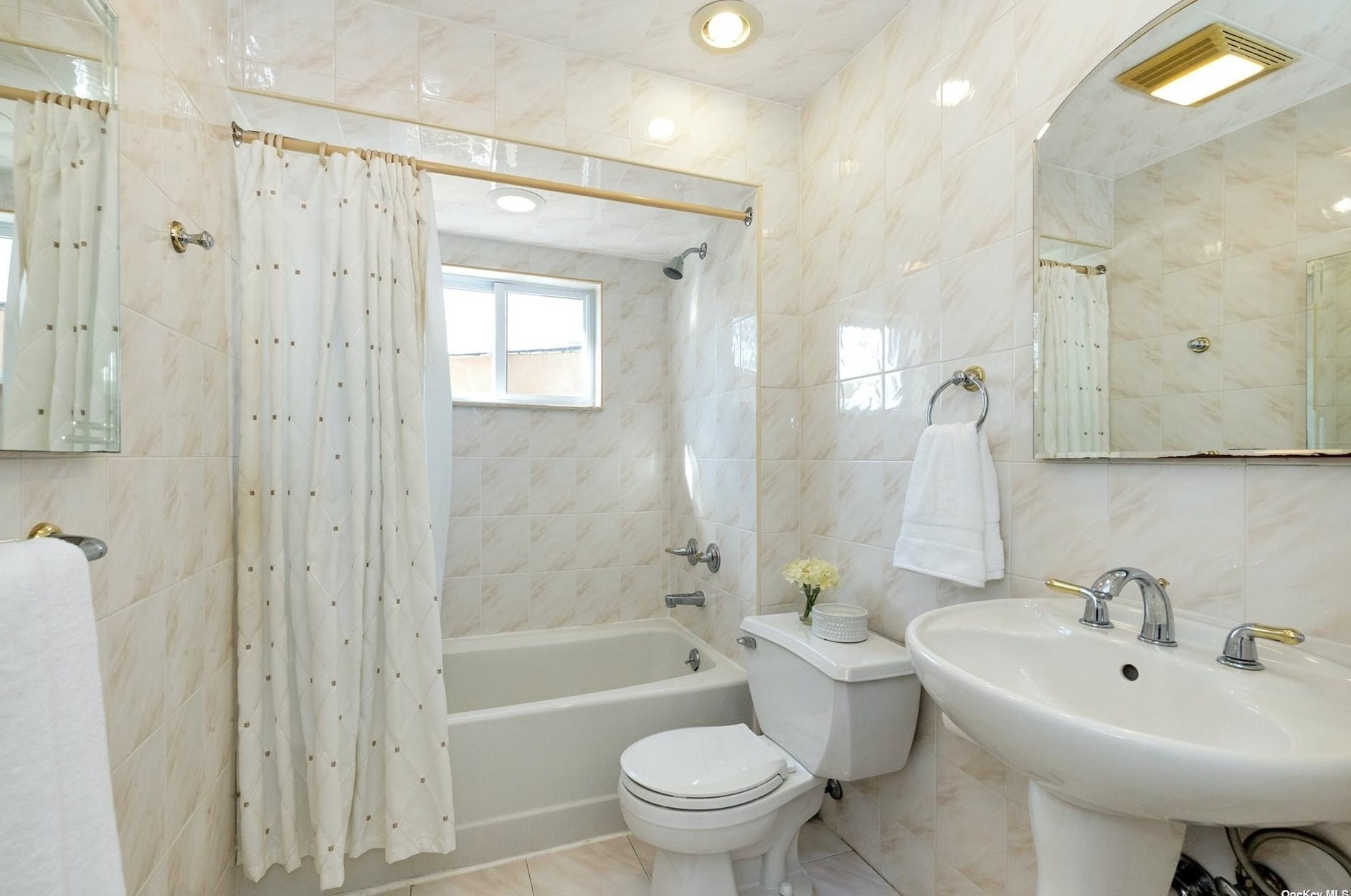 29 Essex Ct, Port Washington NY  11050-4222 exterior