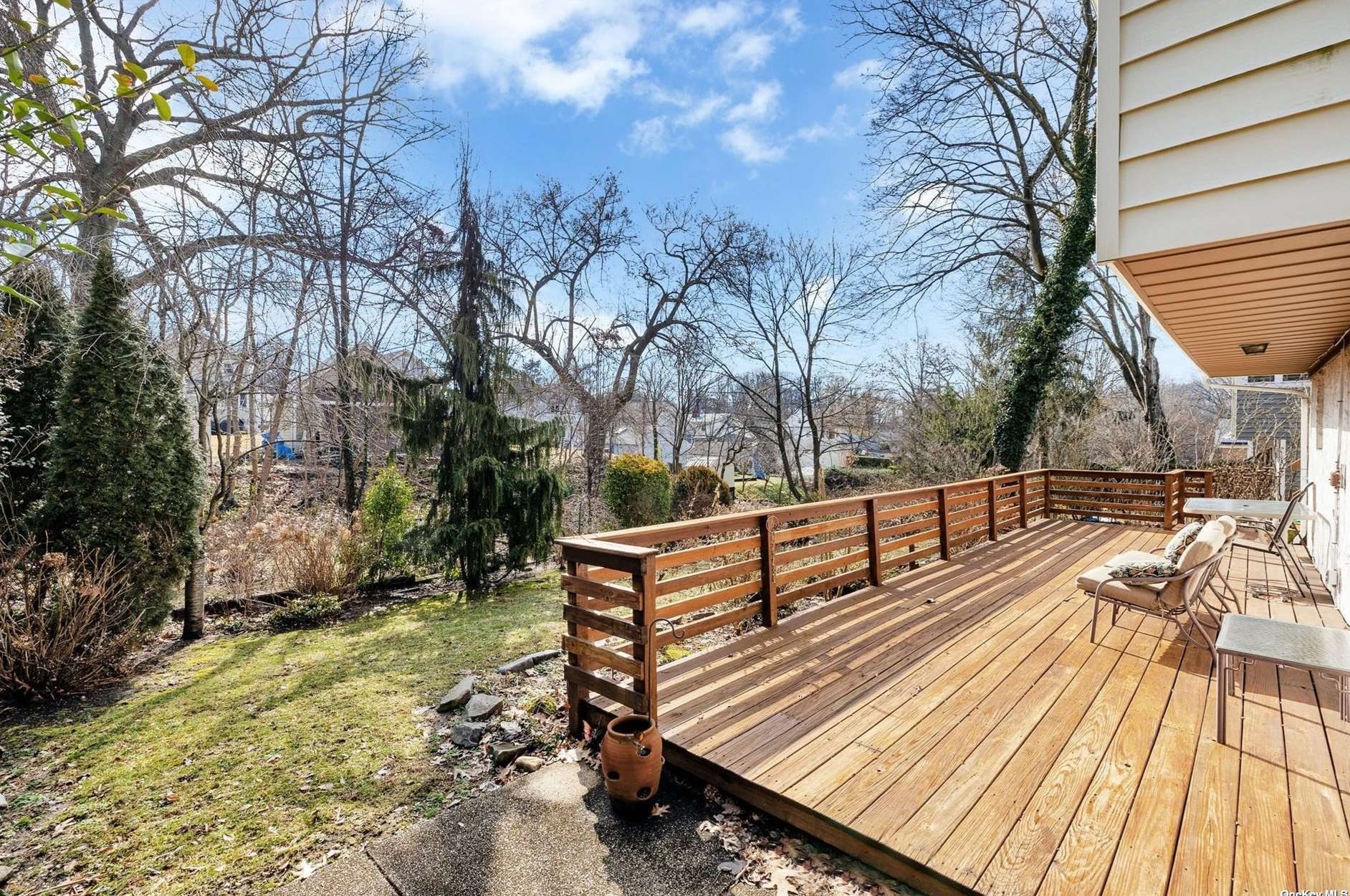 29 Essex Ct, Port Washington NY  11050-4222 exterior