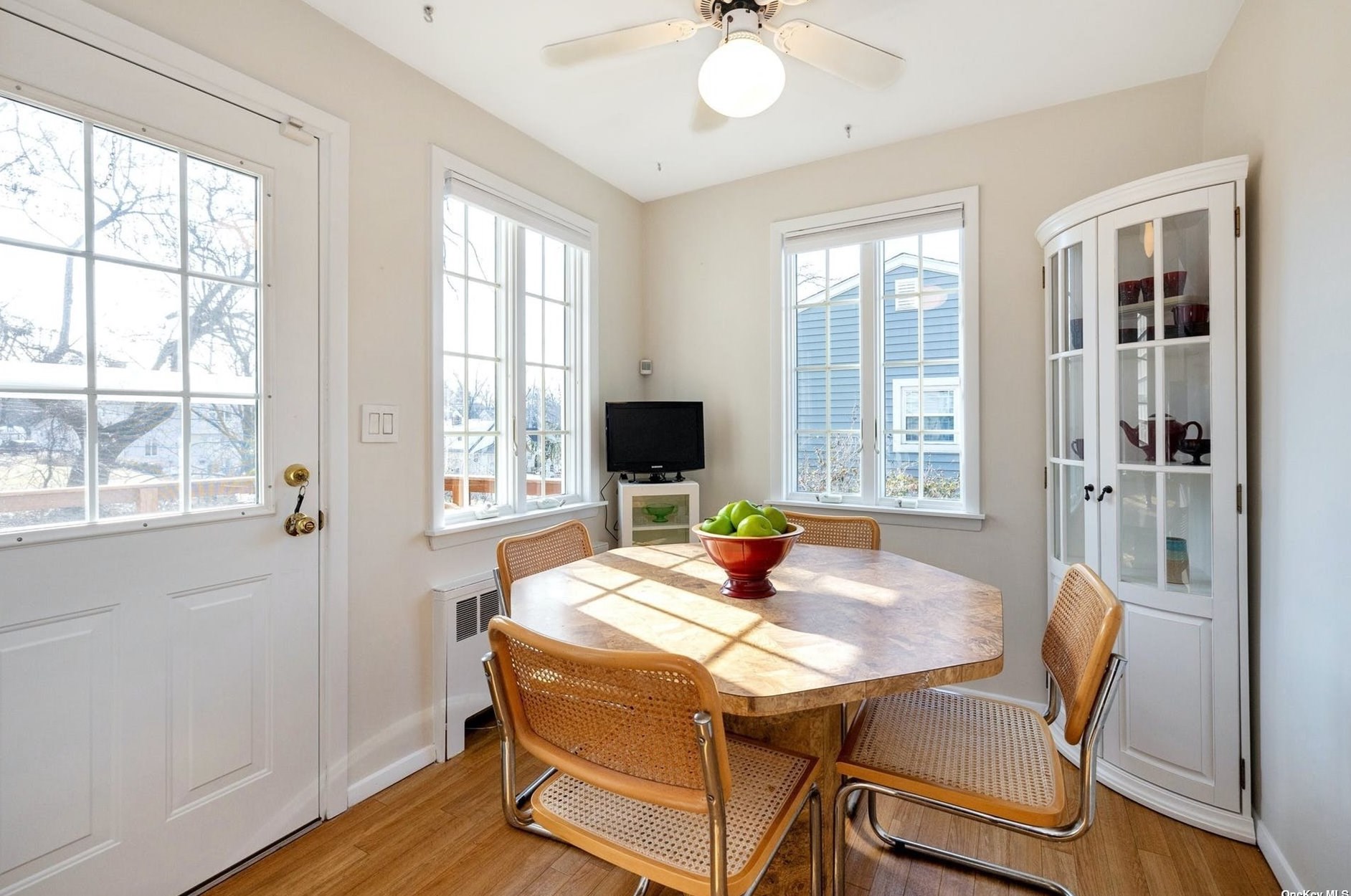 29 Essex Ct, Port Washington NY  11050-4222 exterior