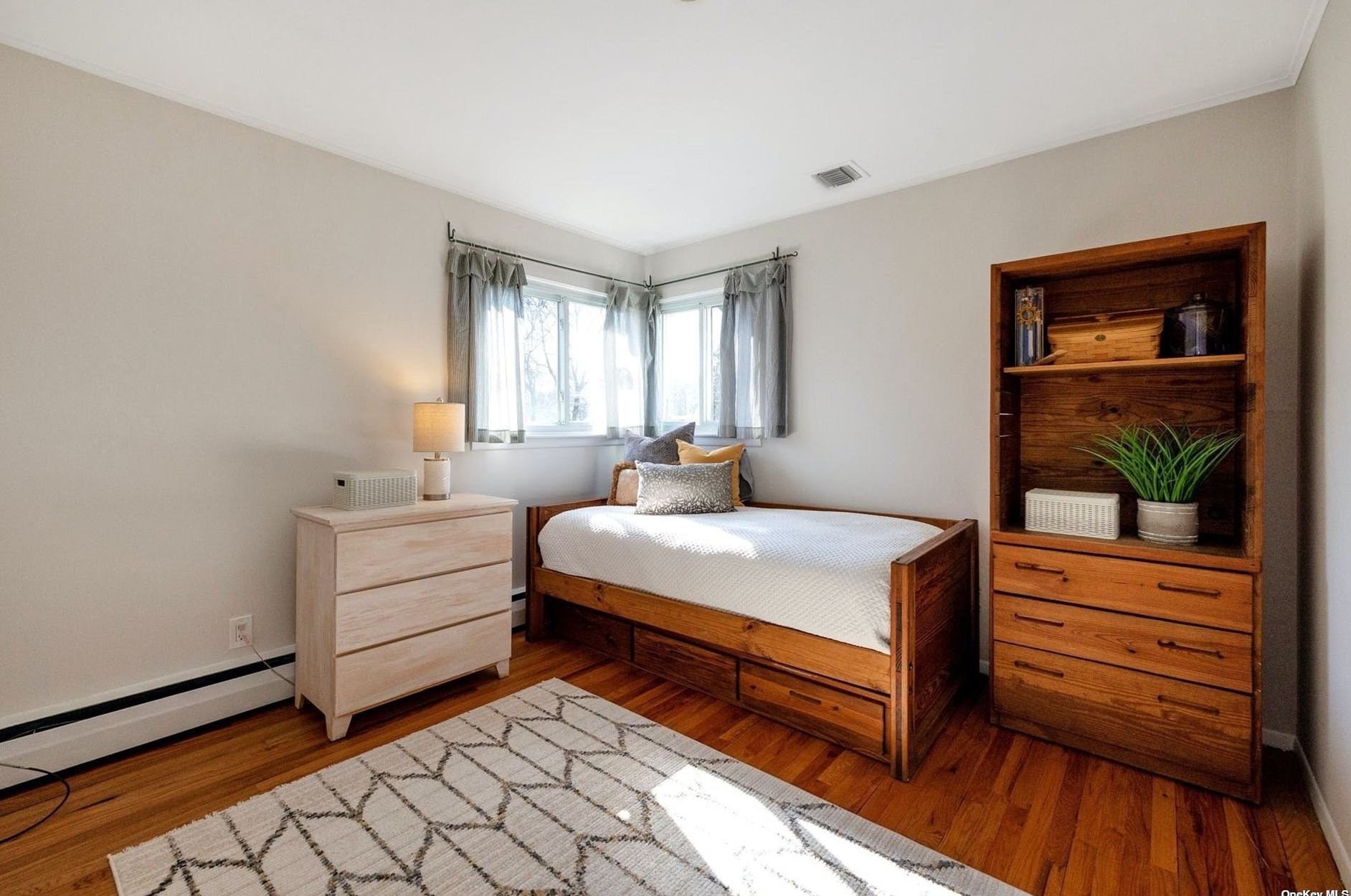 29 Essex Ct, Port Washington NY  11050-4222 exterior