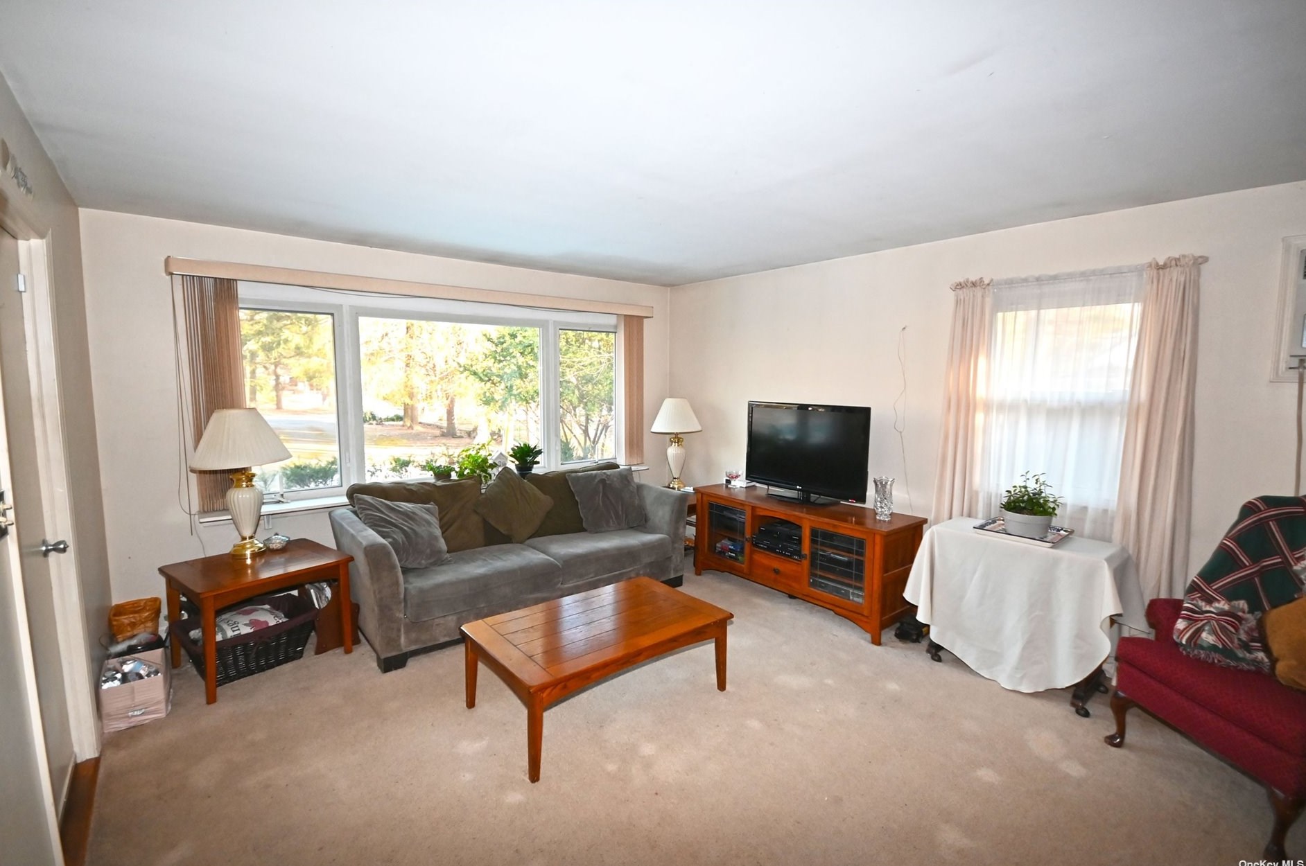 14 Oakcrest Ave, Middle Island NY  11953-1413 exterior