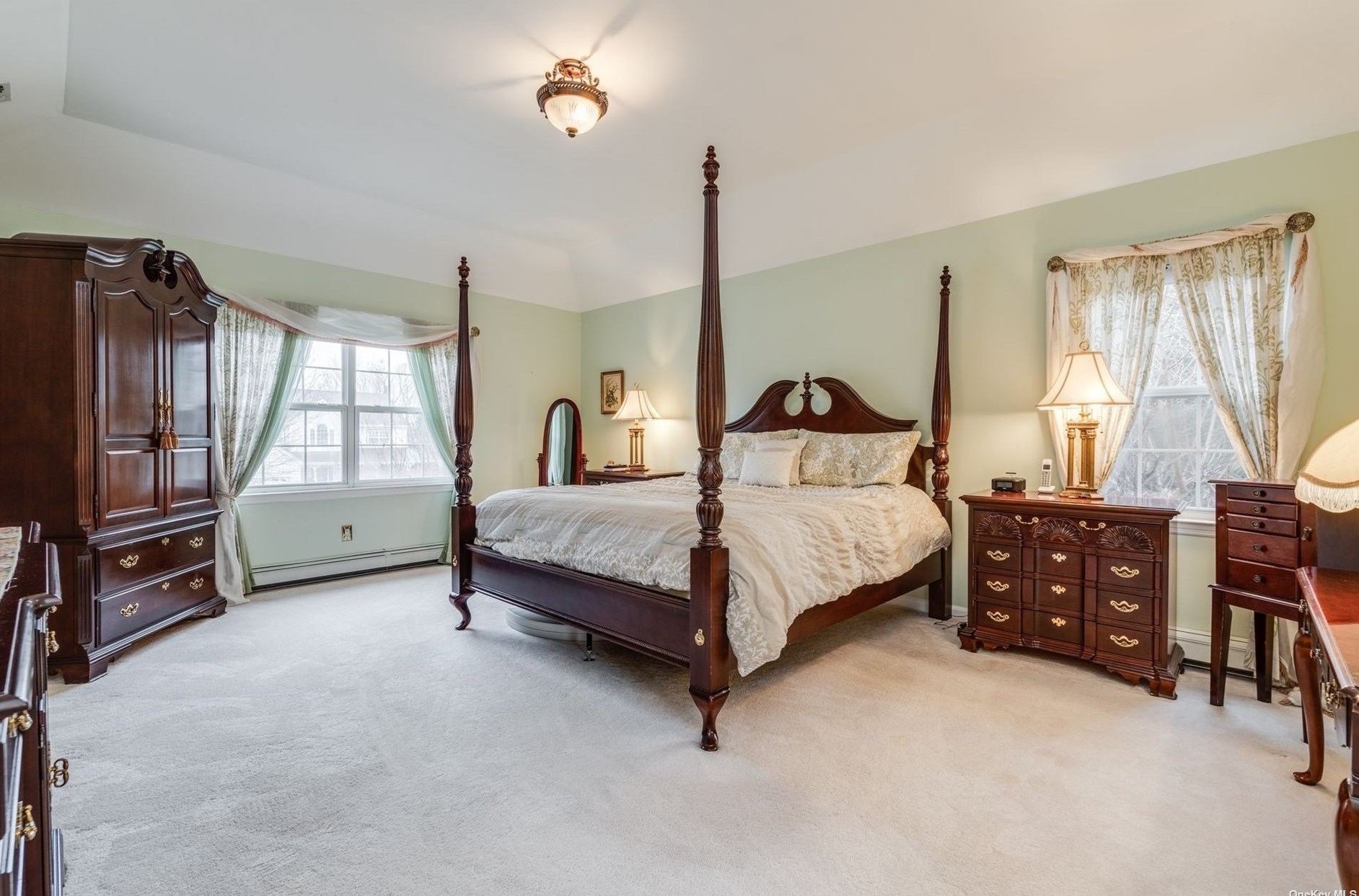 19 Timber Ridge Dr, Hunt NY  11743-4870 exterior