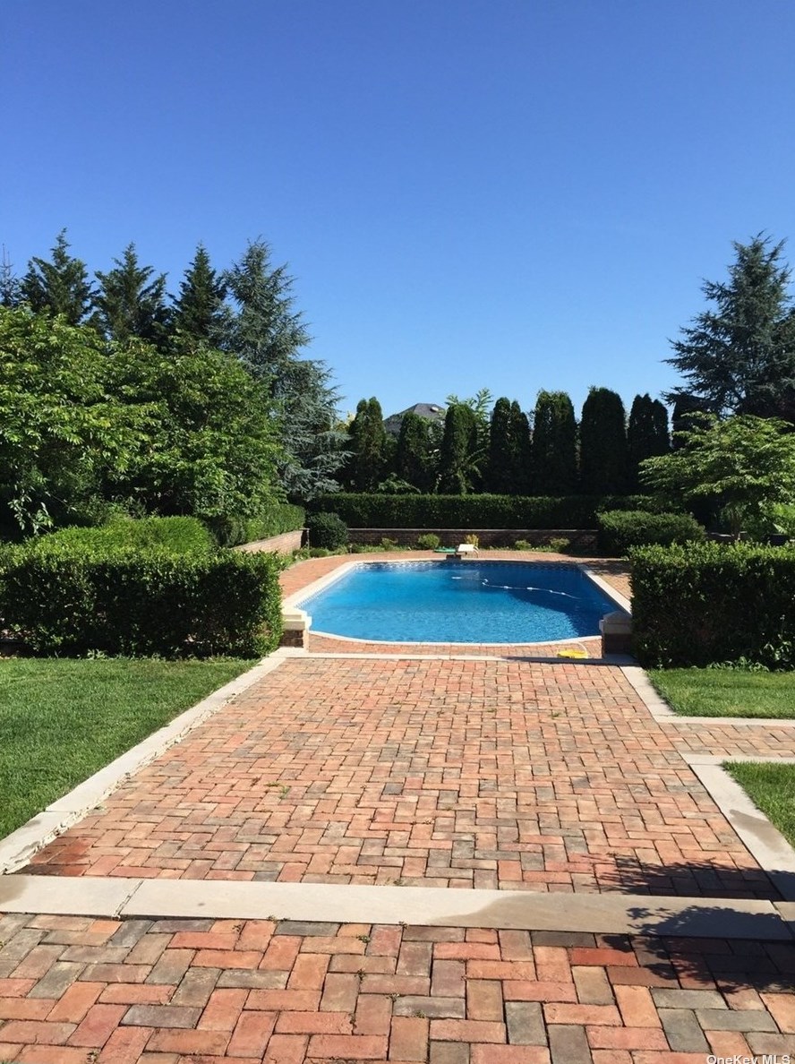 19 Timber Ridge Dr, Hunt NY  11743-4870 exterior