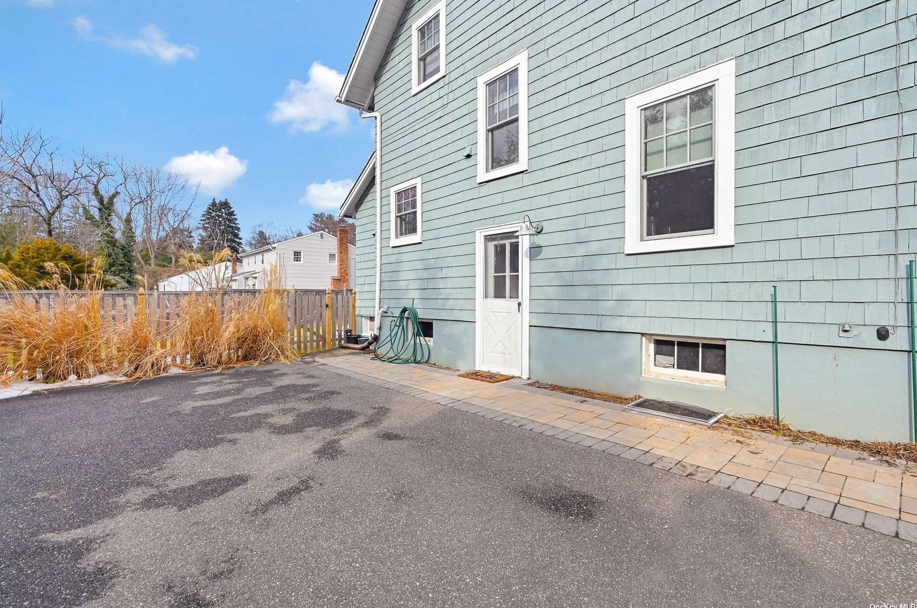 65 Main St, Hunt NY 11743-2919 exterior