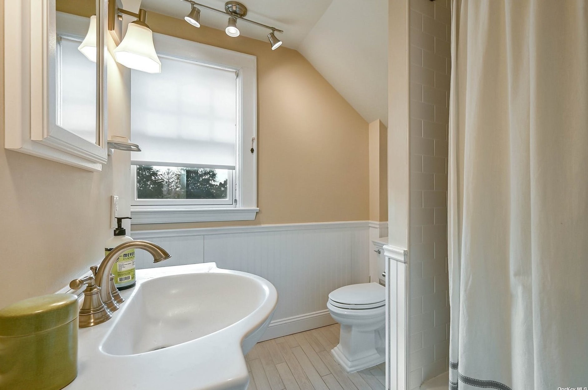 65 Main St, Hunt NY 11743-2919 exterior