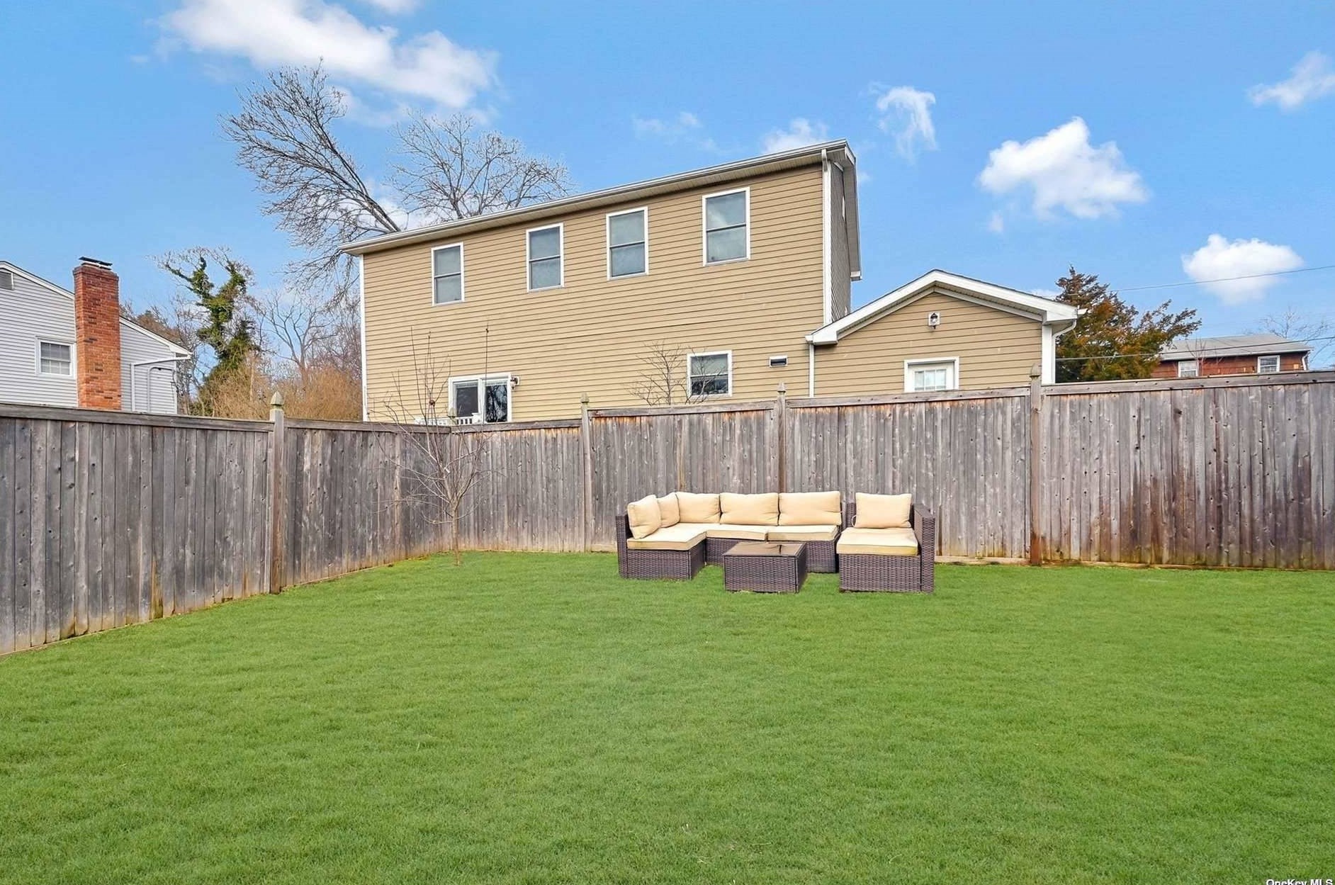 65 Main St, Hunt NY 11743-2919 exterior