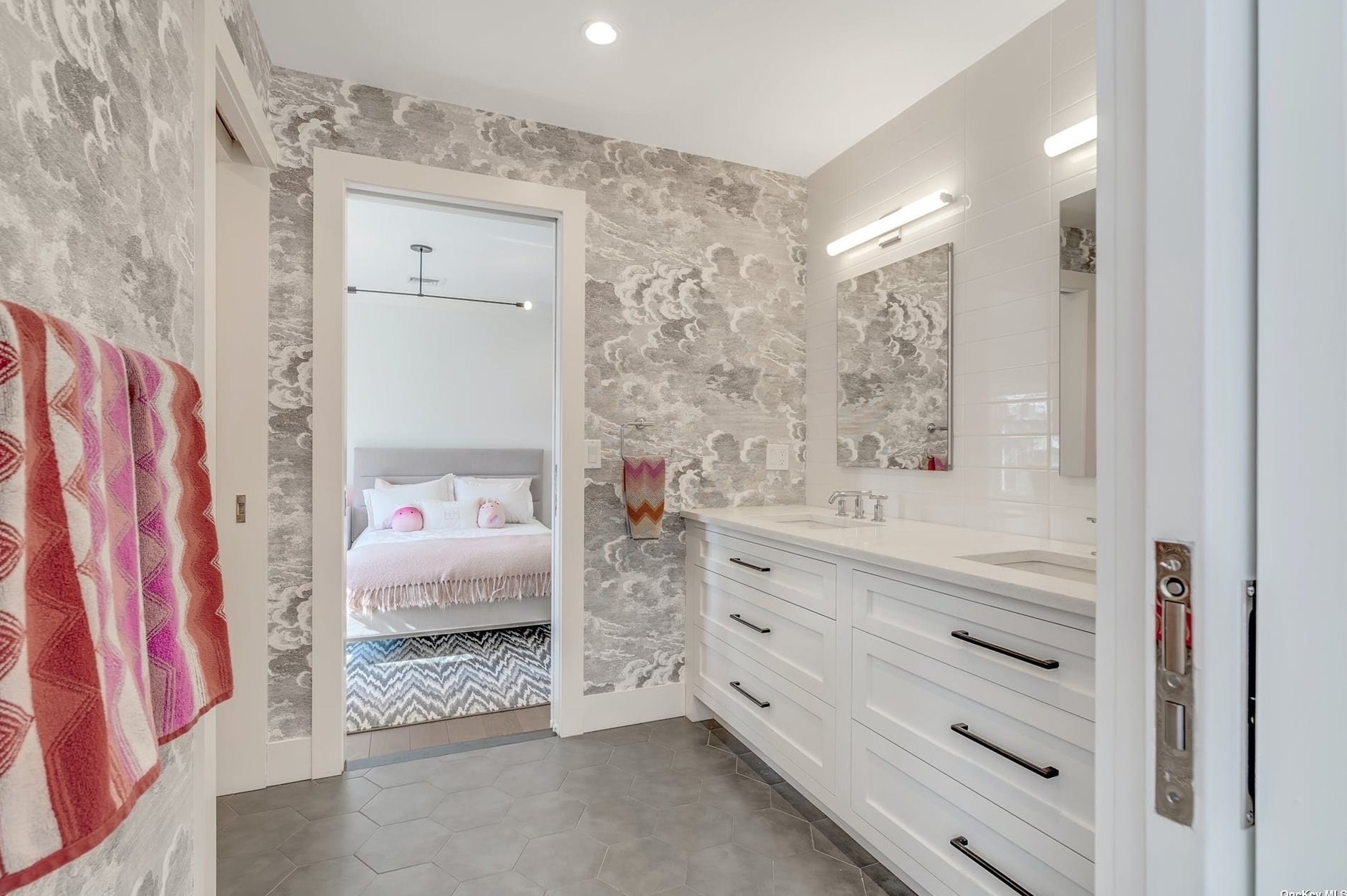 12 Overlook Dr, Port Washington NY  11050-2728 exterior