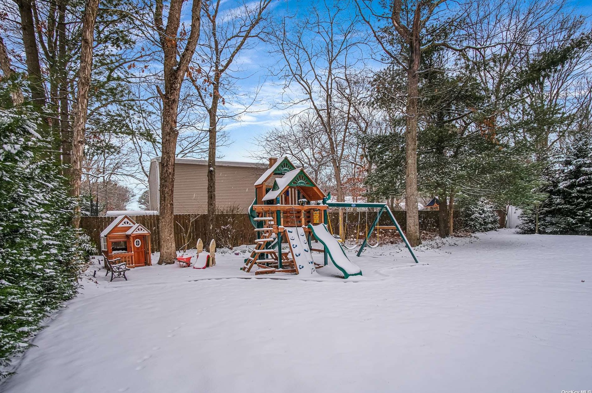 421 Birch Holw Dr, Smith Point NY 11967-1311 exterior