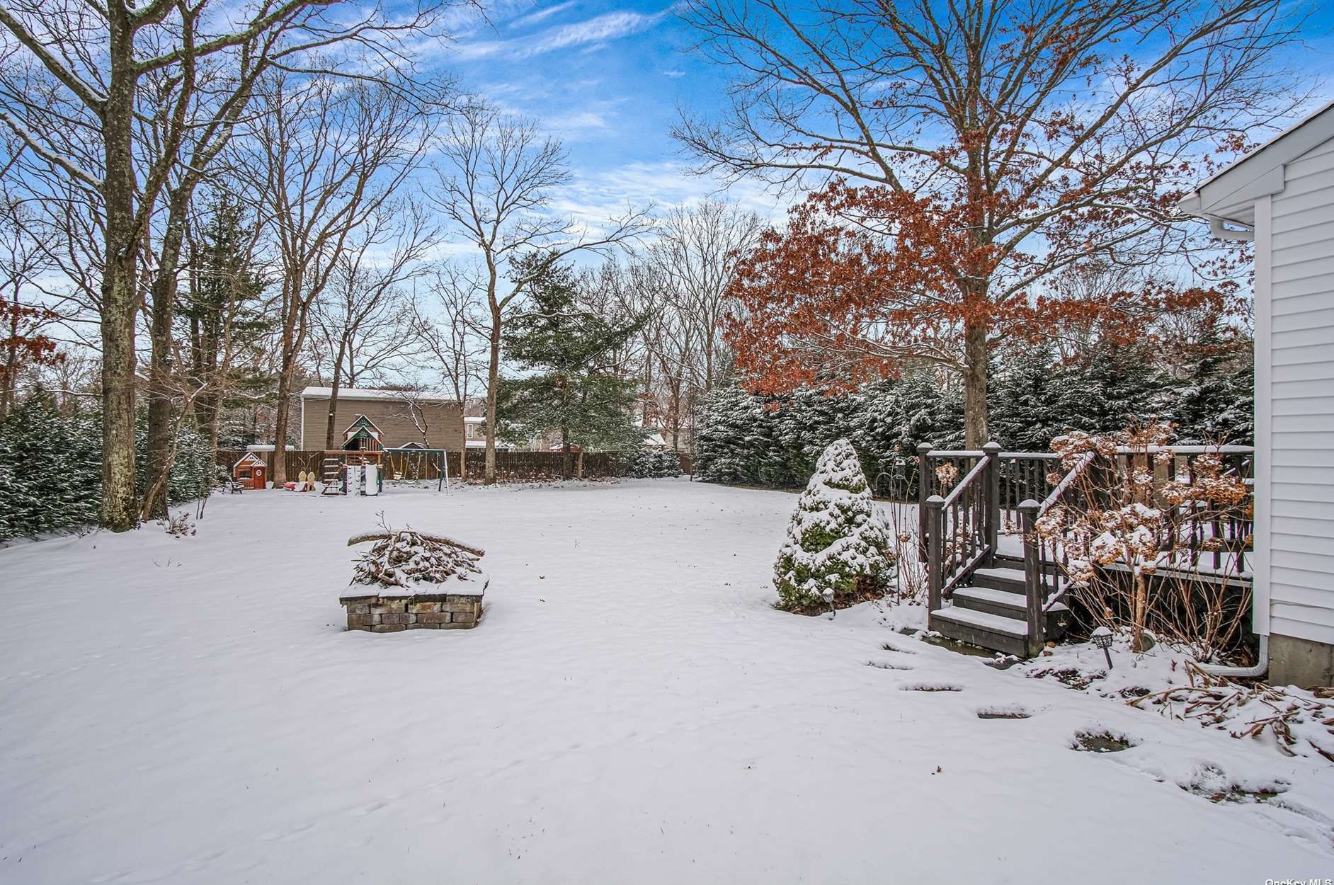 421 Birch Holw Dr, Smith Point NY 11967-1311 exterior