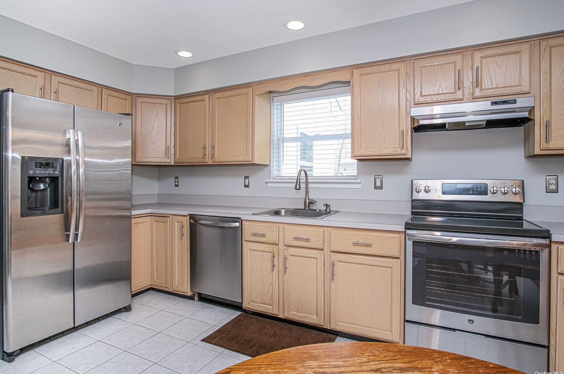 421 Birch Holw Dr, Smith Point NY 11967-1311 exterior