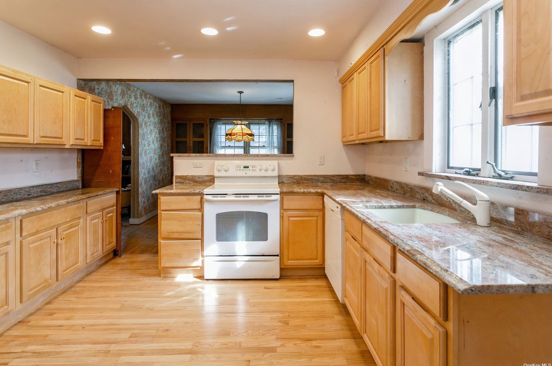 206 Woodbine Ave, North Merrick NY 11566-3130 exterior