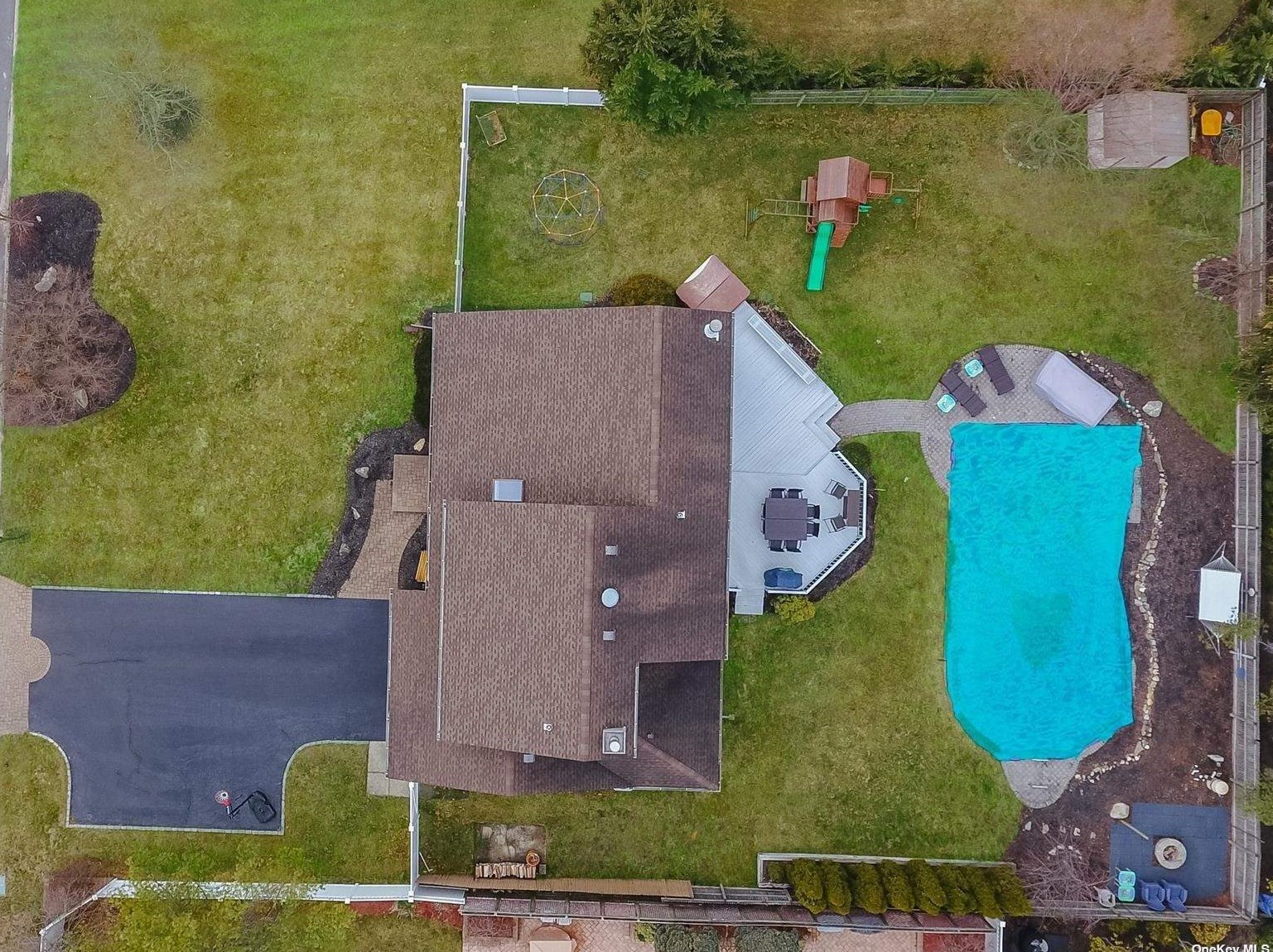 34 Fleetwood Rd, Commack NY 11725-1755 exterior