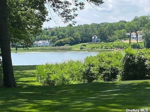 1 Pine Pt, Hunt NY  11743-1018 exterior