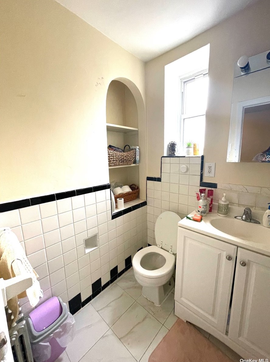 7402 Woodside Ave, Flushing NY 11377-3437 exterior