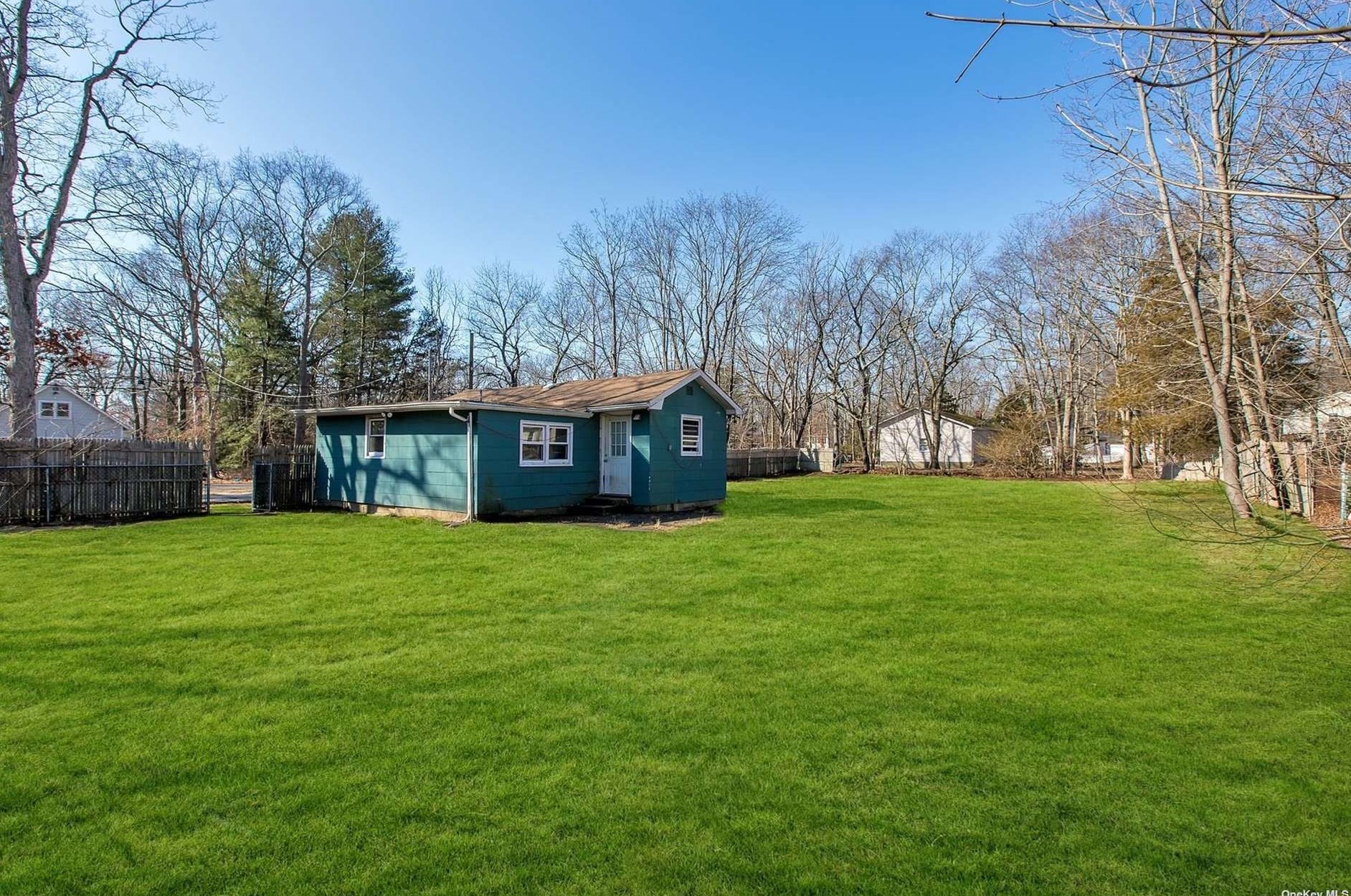 11 Clymer Pl, Manor Park NY  11950-2701 exterior