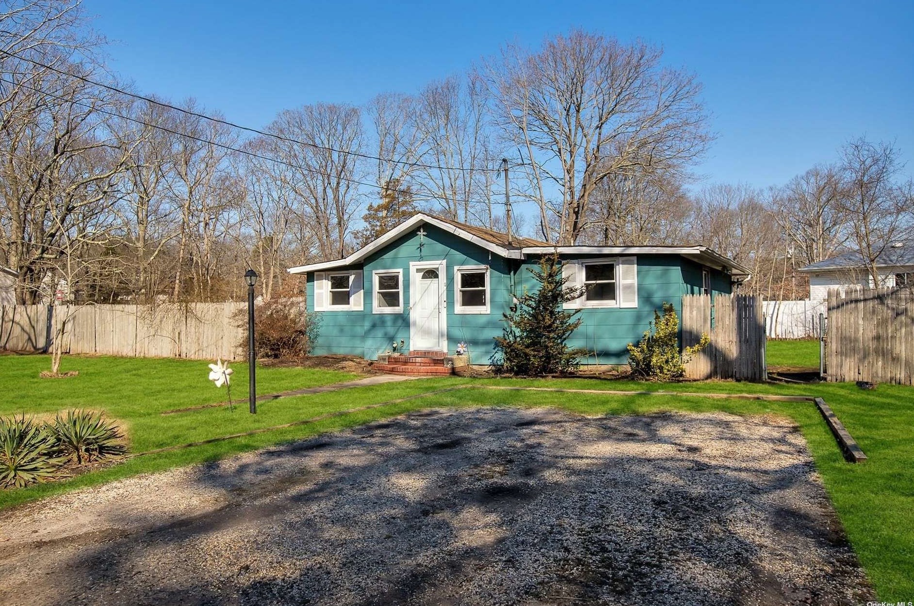 11 Clymer Pl, Manor Park NY  11950-2701 exterior