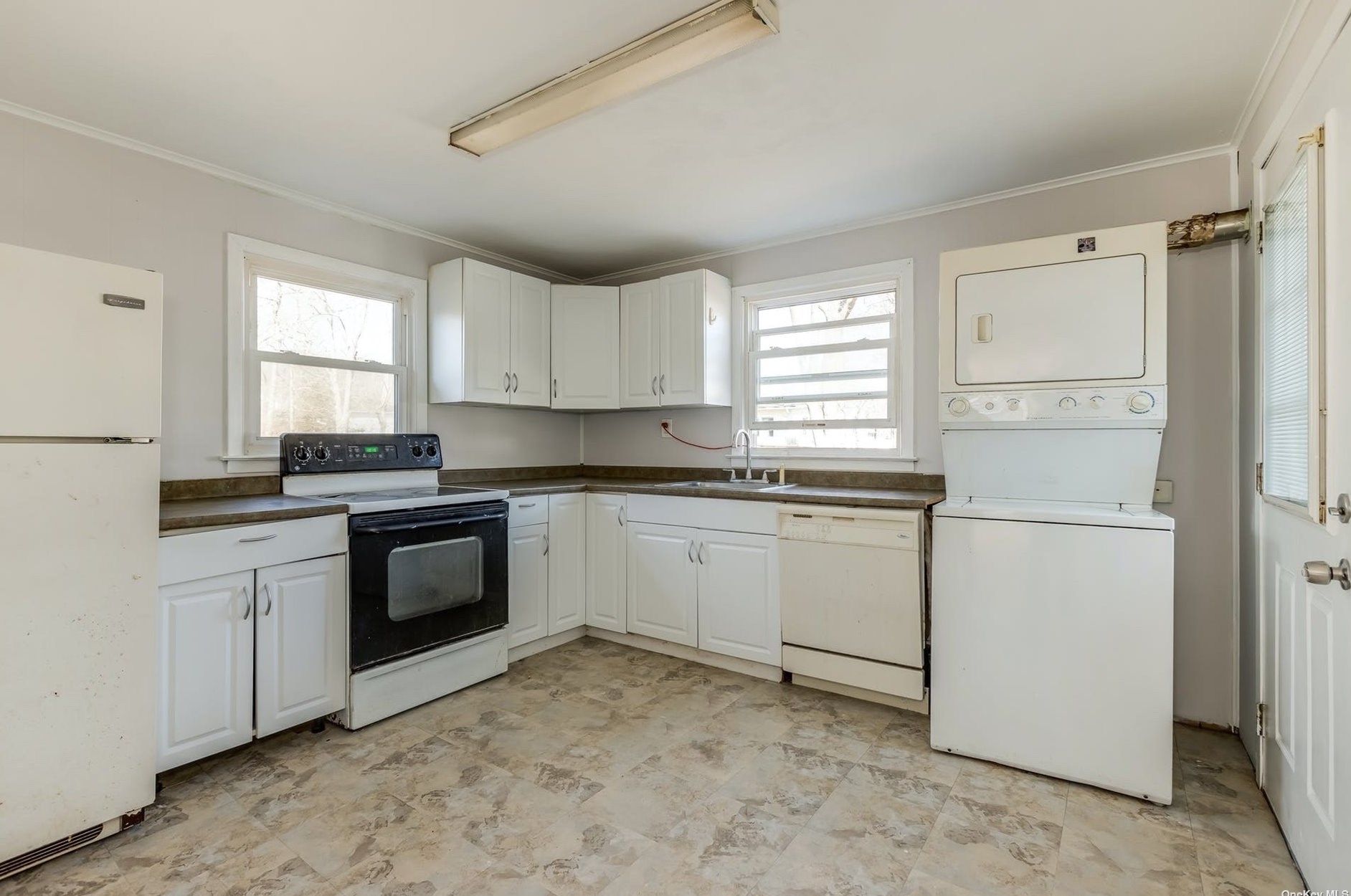 11 Clymer Pl, Manor Park NY  11950-2701 exterior