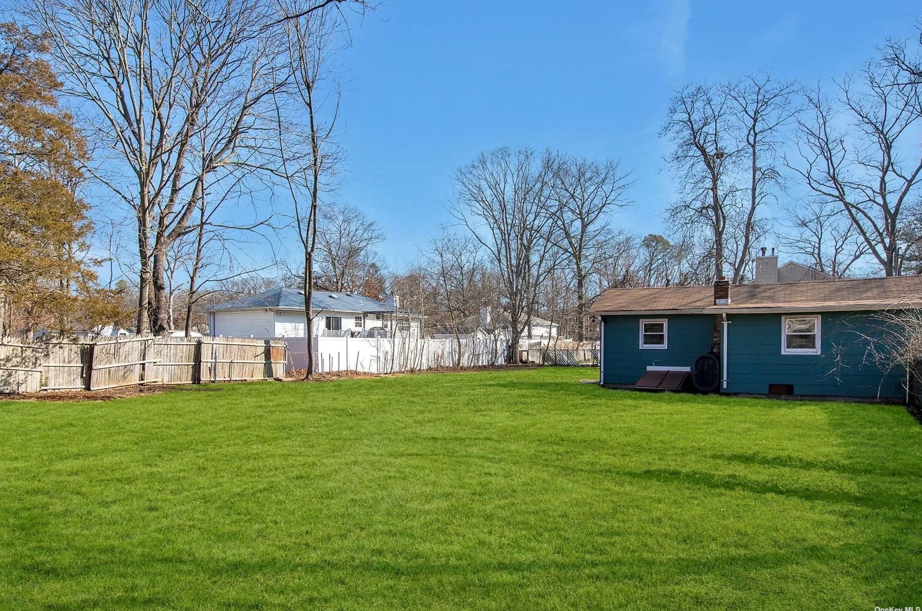 11 Clymer Pl, Manor Park NY  11950-2701 exterior