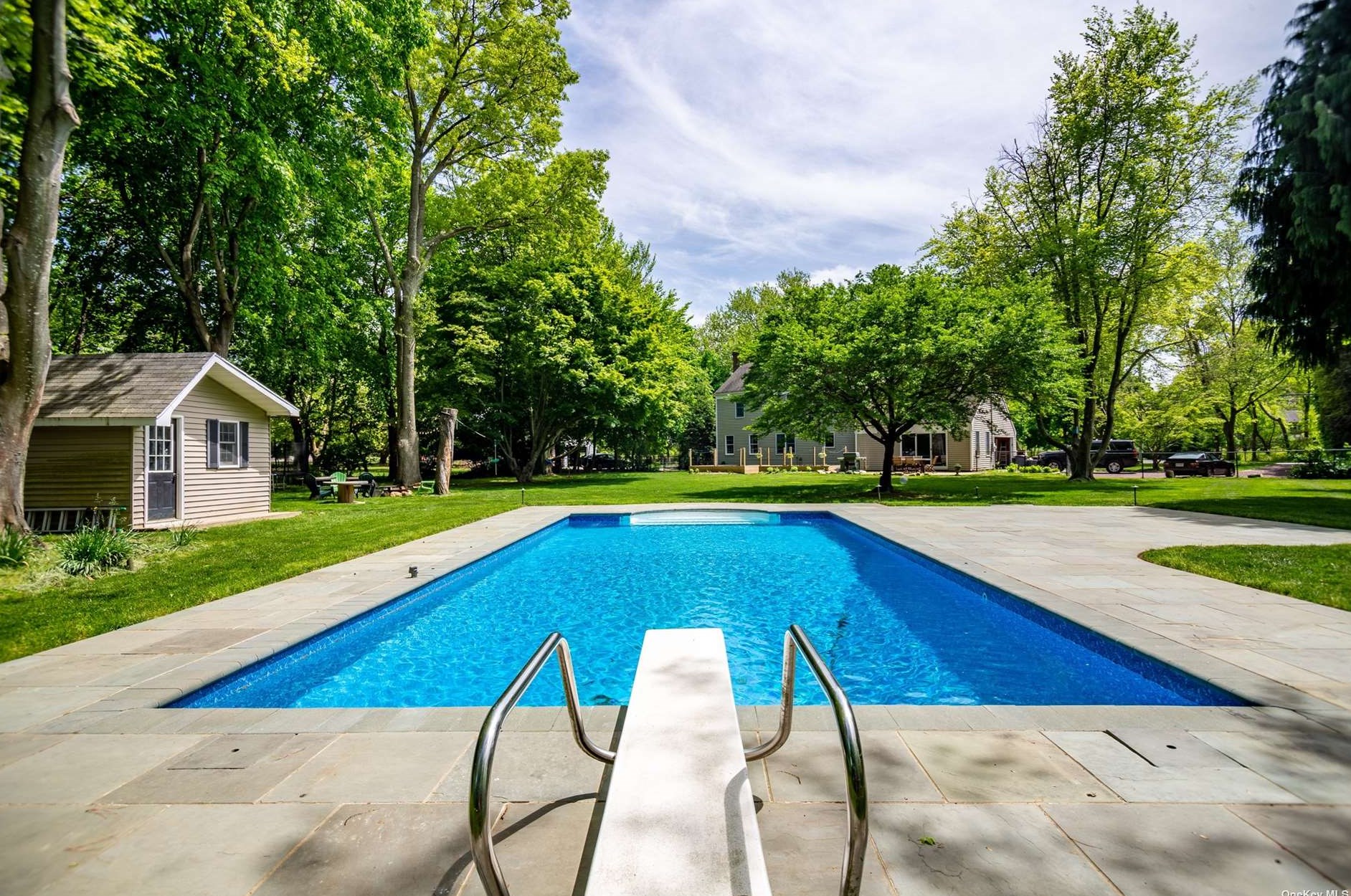 6082 Country Rd, Wildwood NY  11792-1624 exterior