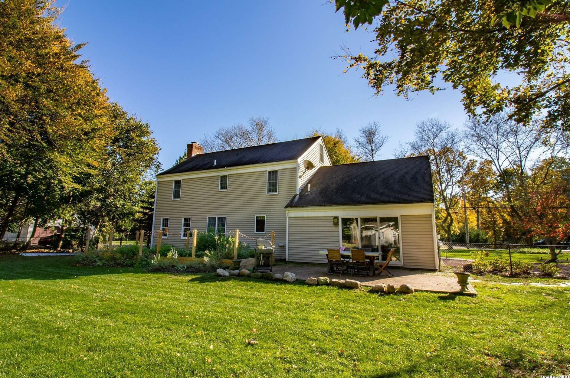 6082 Country Rd, Wildwood NY  11792-1624 exterior