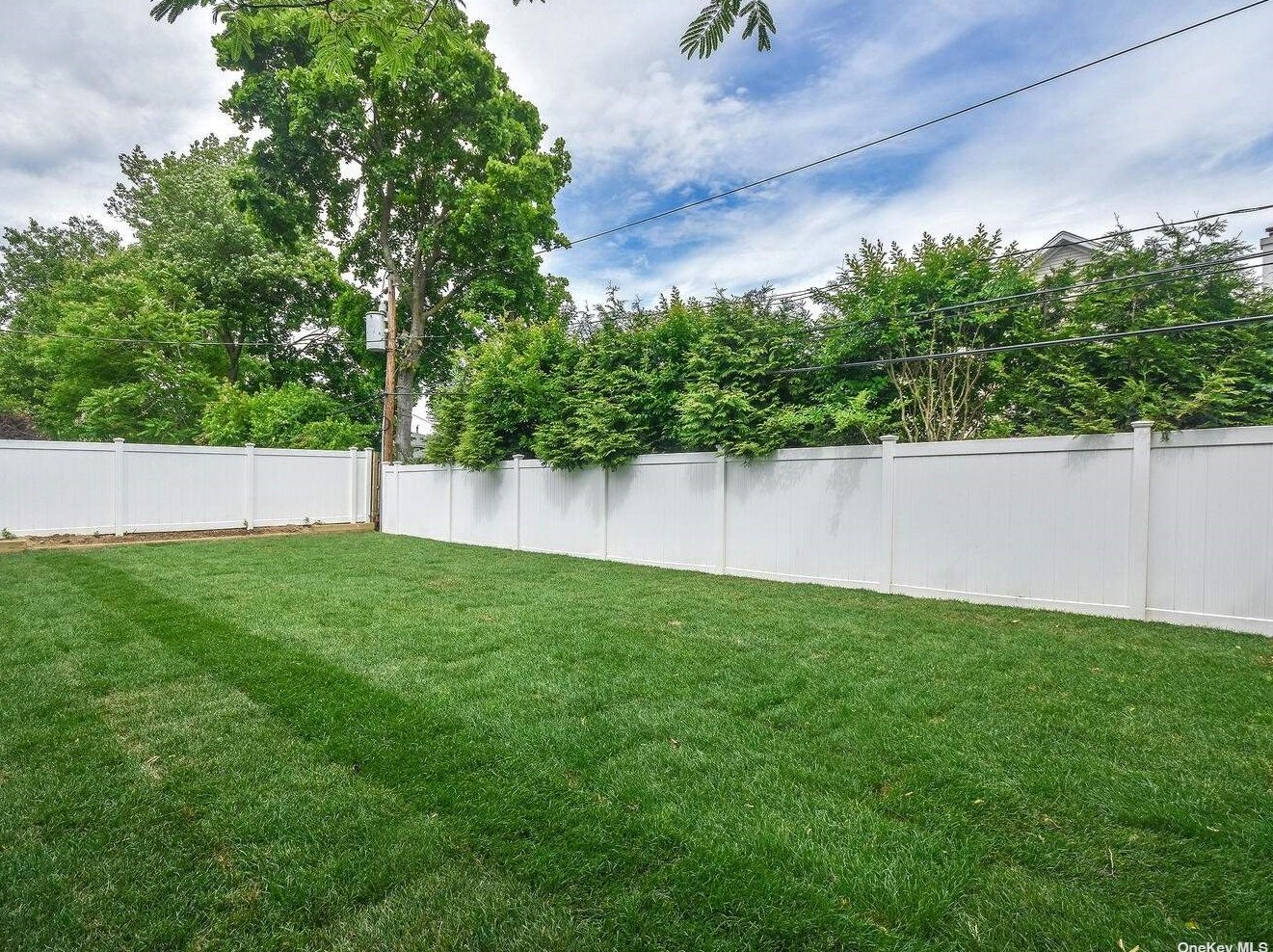 131 Cow Neck Rd, Port Washington NY  11050-1143 exterior